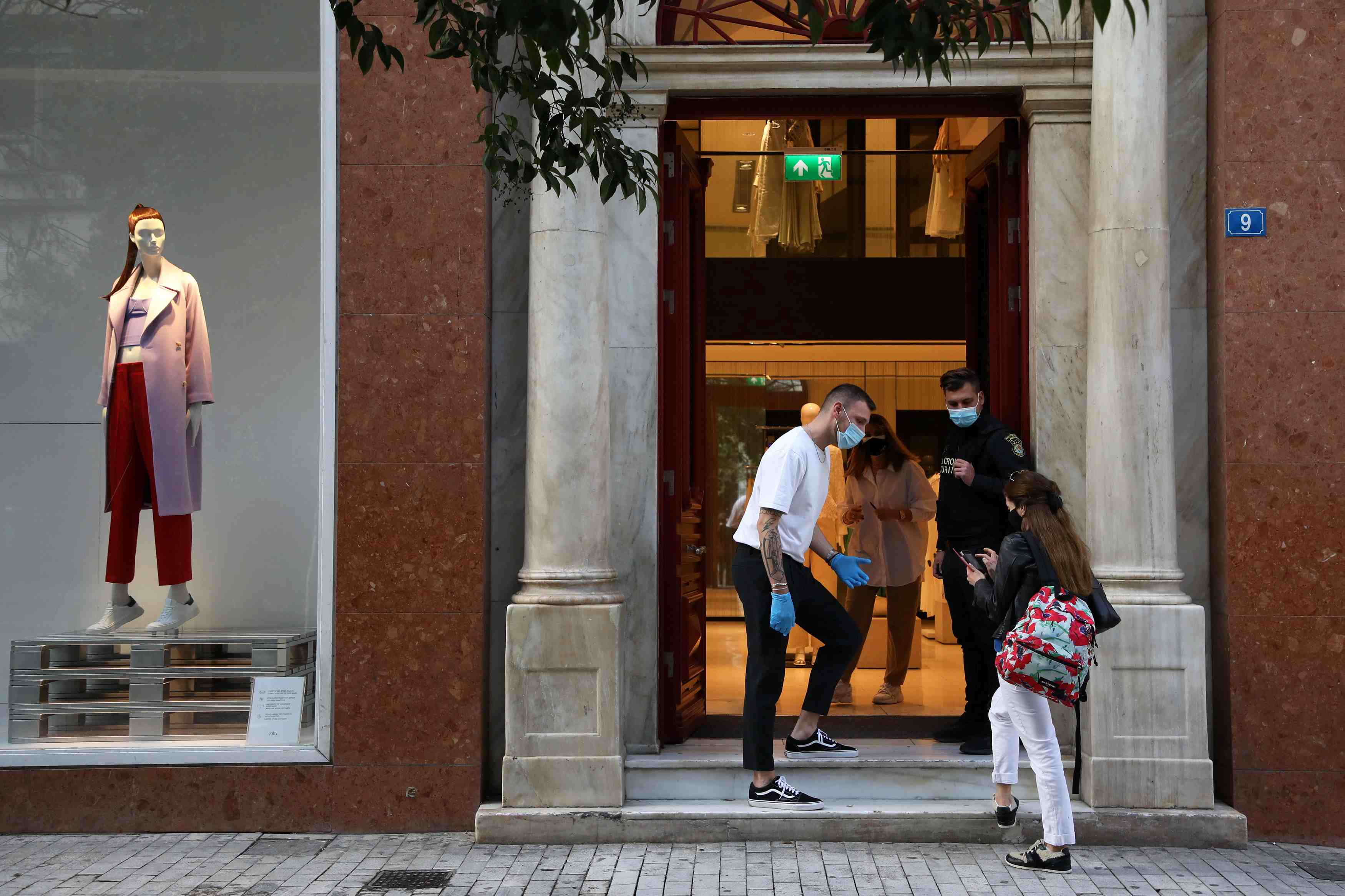 La grece rouvre certains commerces et promet d'accroitre les aides aux entreprises