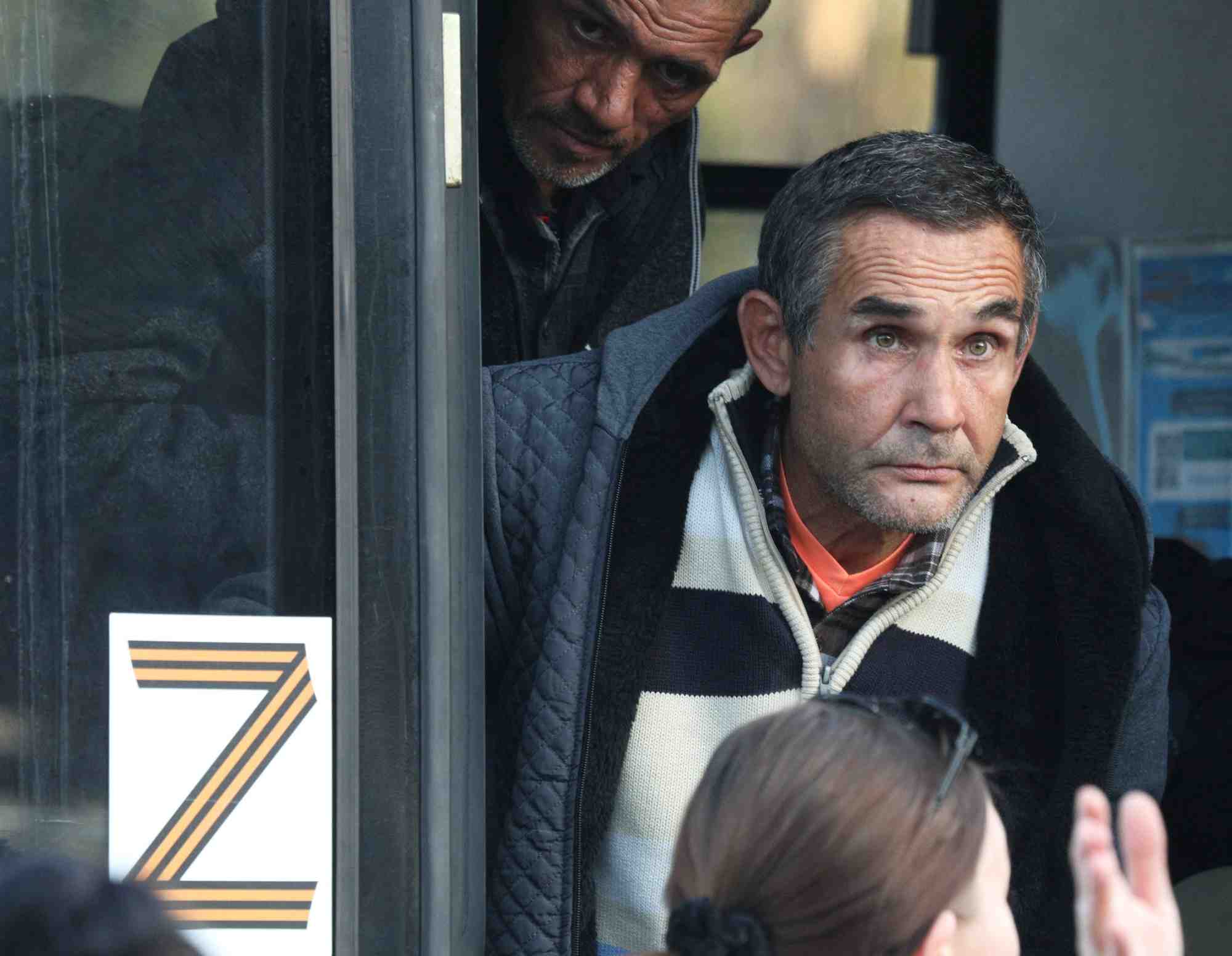 Des civiles evacues de la region ukrainienne de kherson sous controle russe descendent d'un bus a leur arrivee a une gare dans la ville de dzhankoi