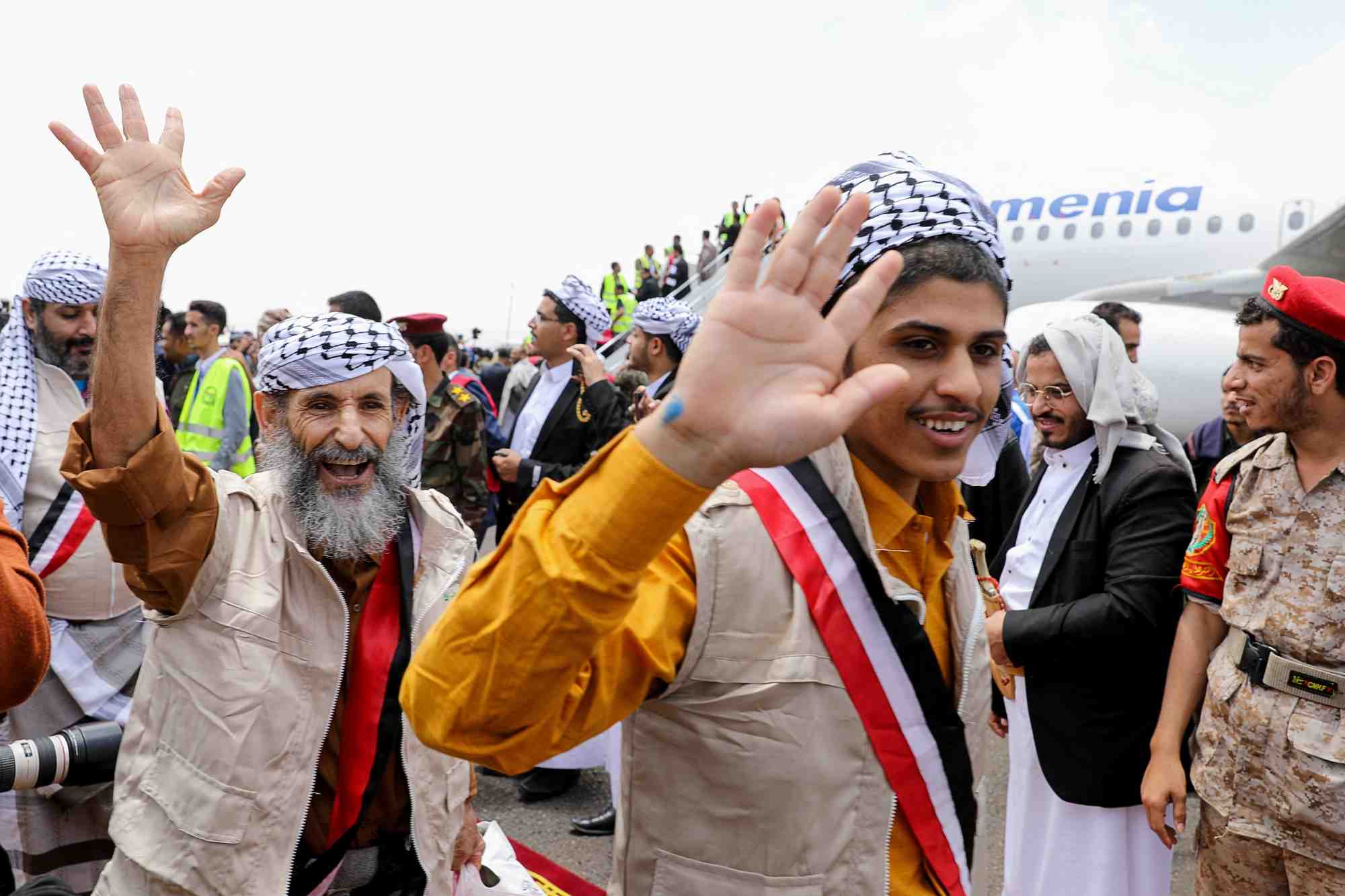 Des prisonniers liberes, apres leur arrivee a l'aeroport de sanaa