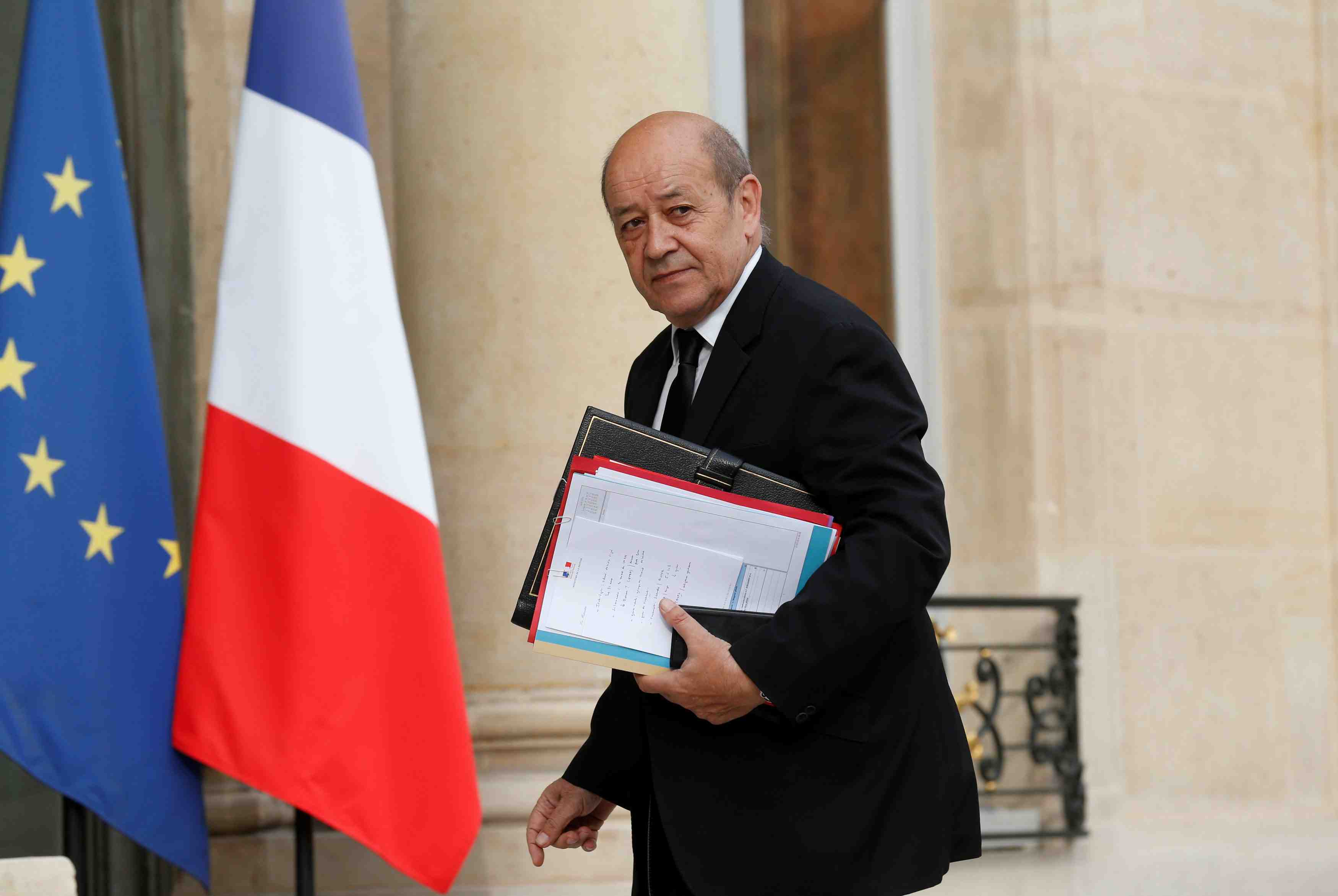 Accuser hollande, une "manoeuvre desesperee" de fillon, denonce le drian