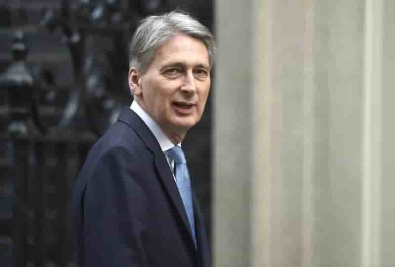 "nul ne veut de files de camions aux frontieres", dit hammond (gb)
