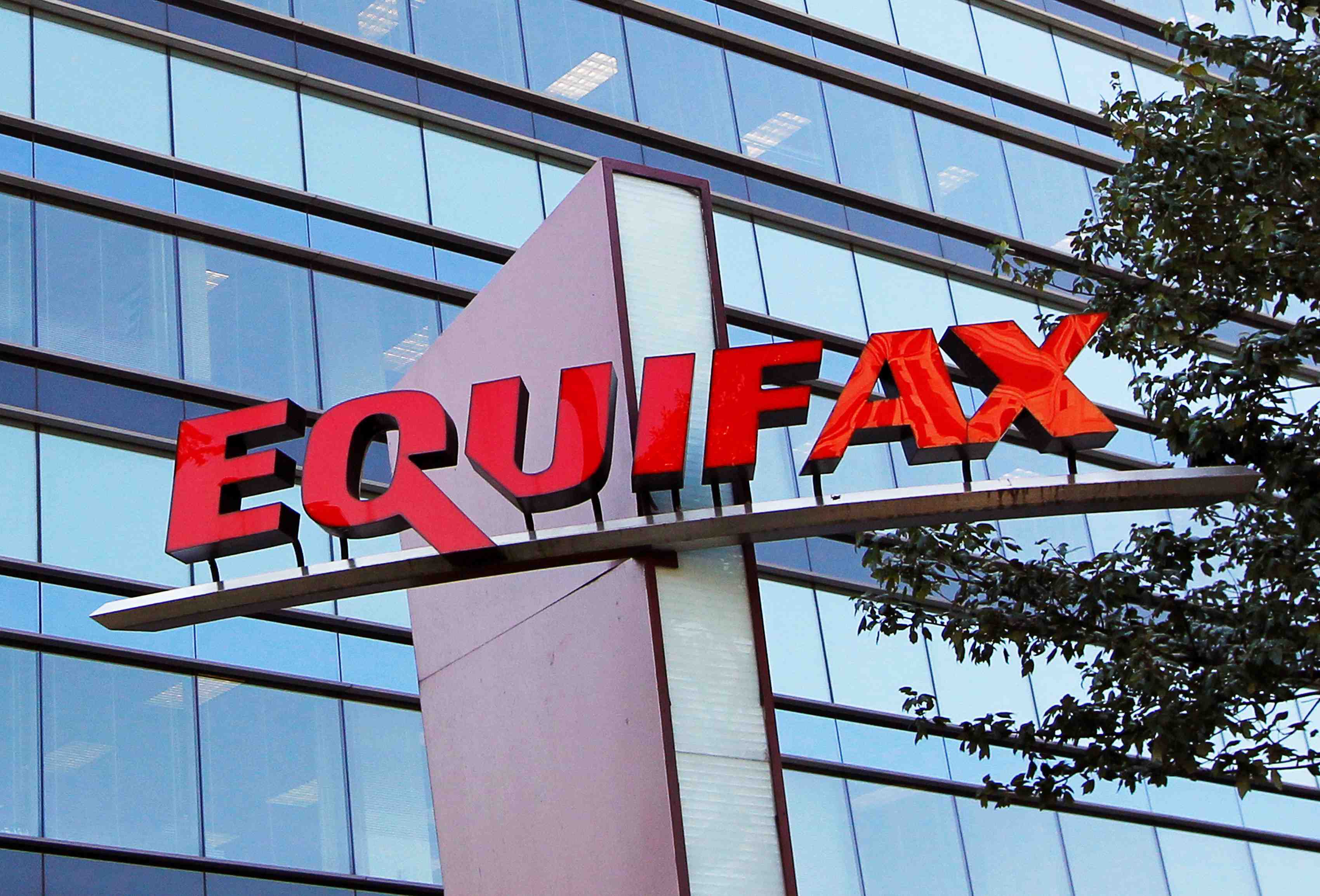 Le dfs assigne equifax a comparaitre apres la cyberattaque