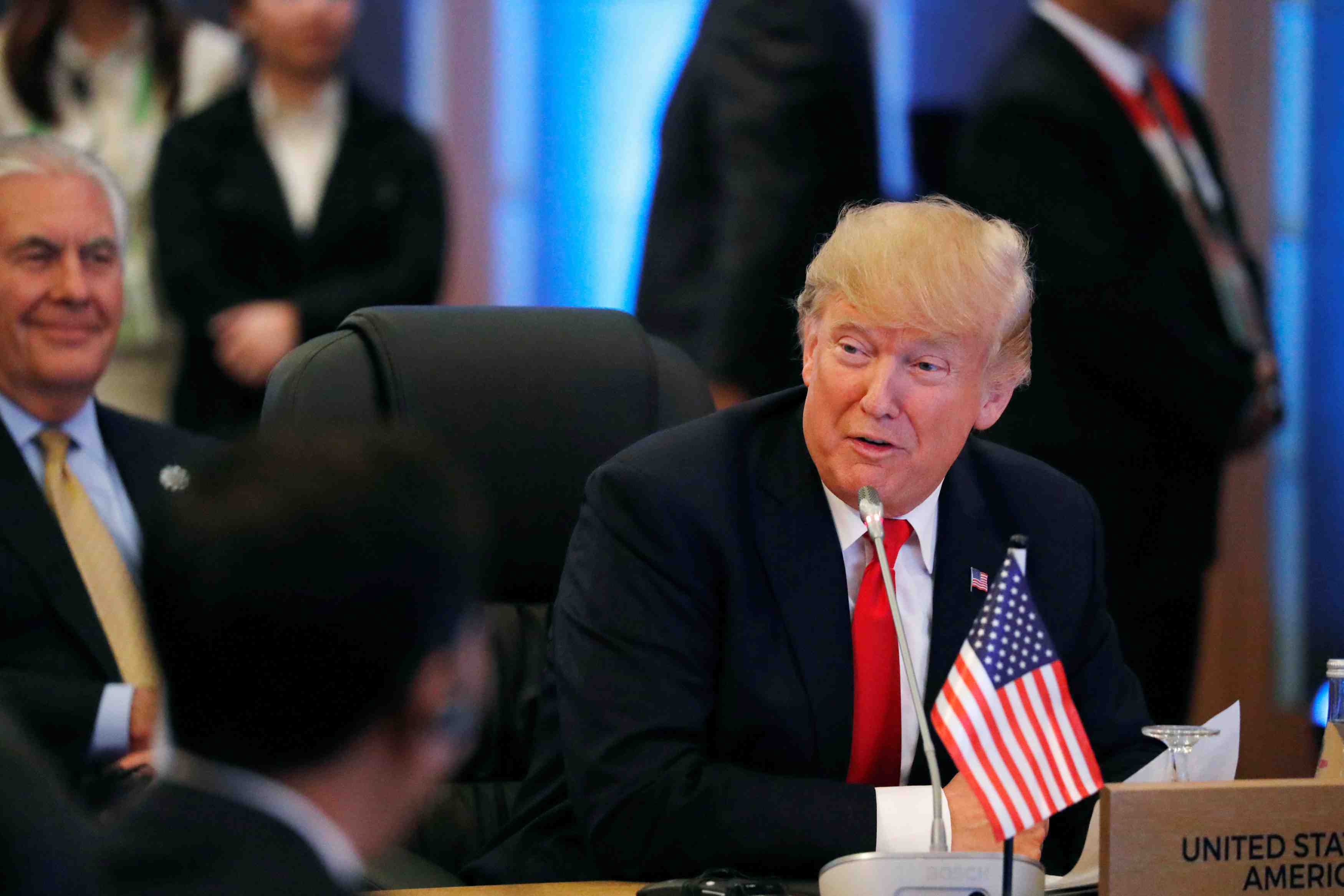 Les ex-chefs du renseignement americain repliquent a trump