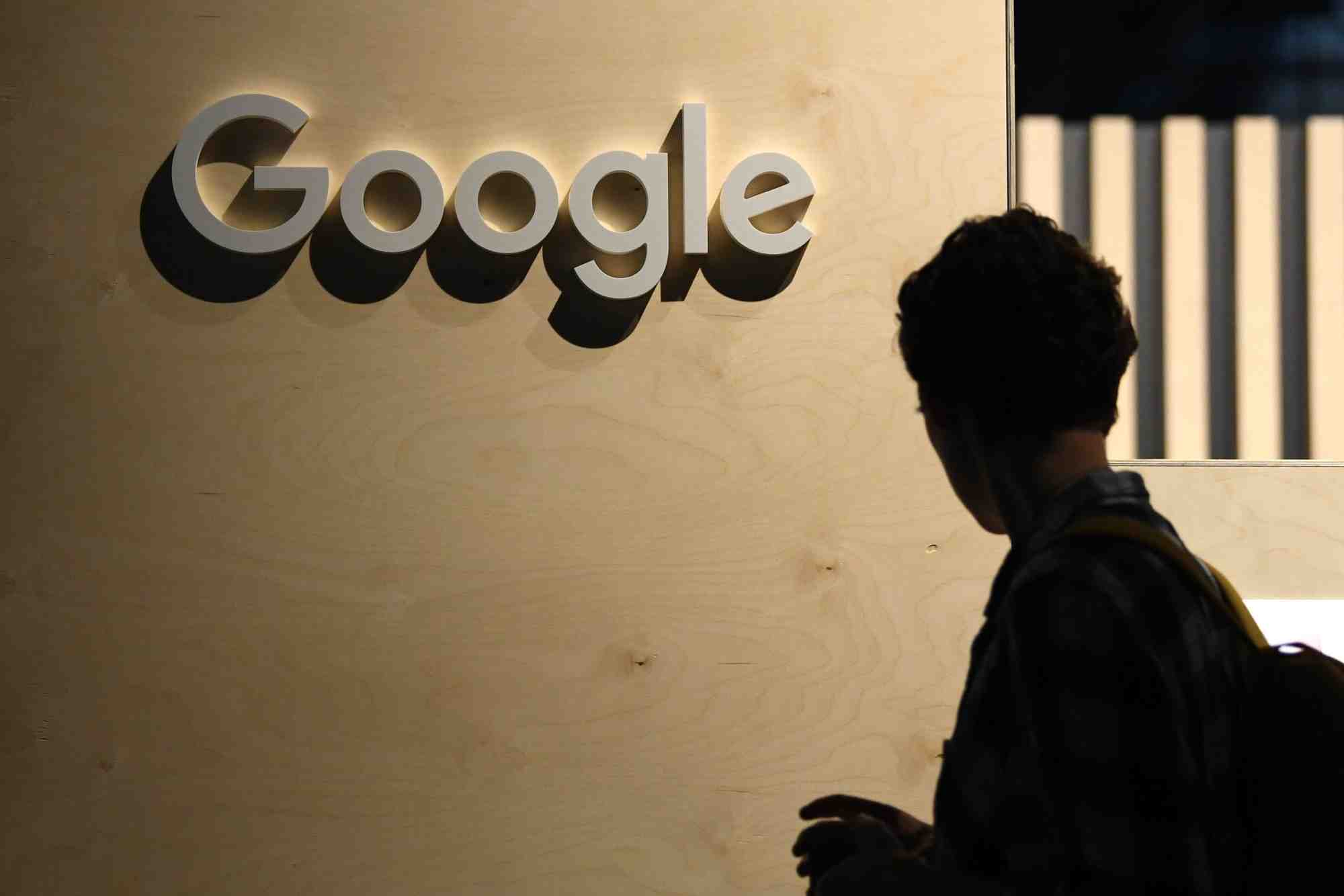Une femme passe devant le logo de google a berlin