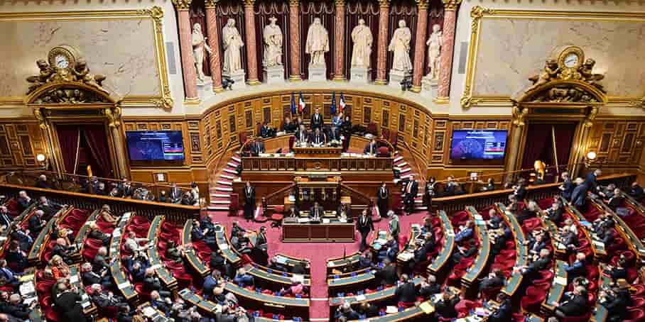 La proposition de loi est largement inspirée du rapport d'une commission d'enquête du Sénat, qui avait qualifié le recours de l'État aux cabinets de conseil privés de phénomène « tentaculaire ».
