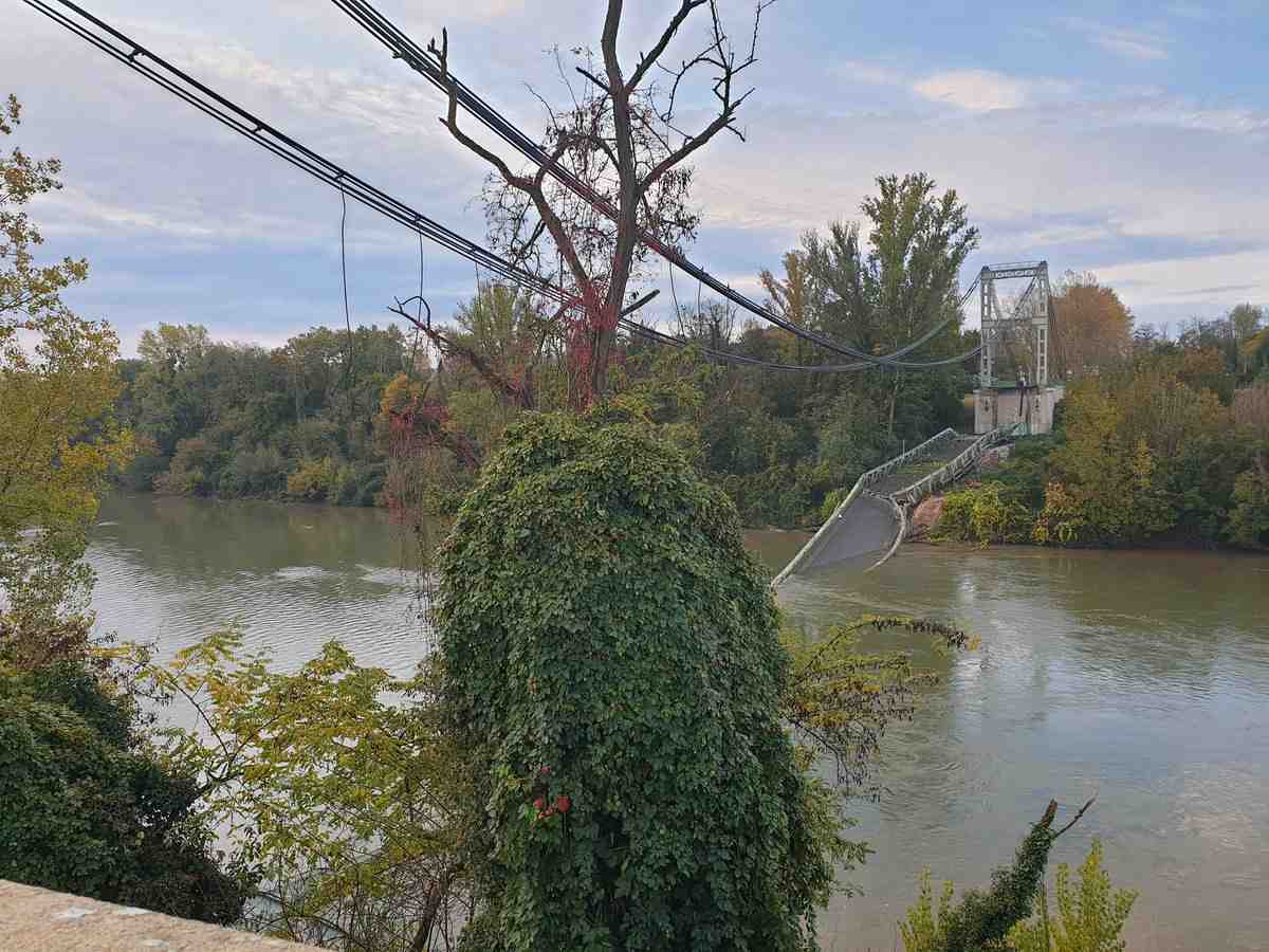 Un pont s'effondre, une adolescente tuee, au moins un disparu
