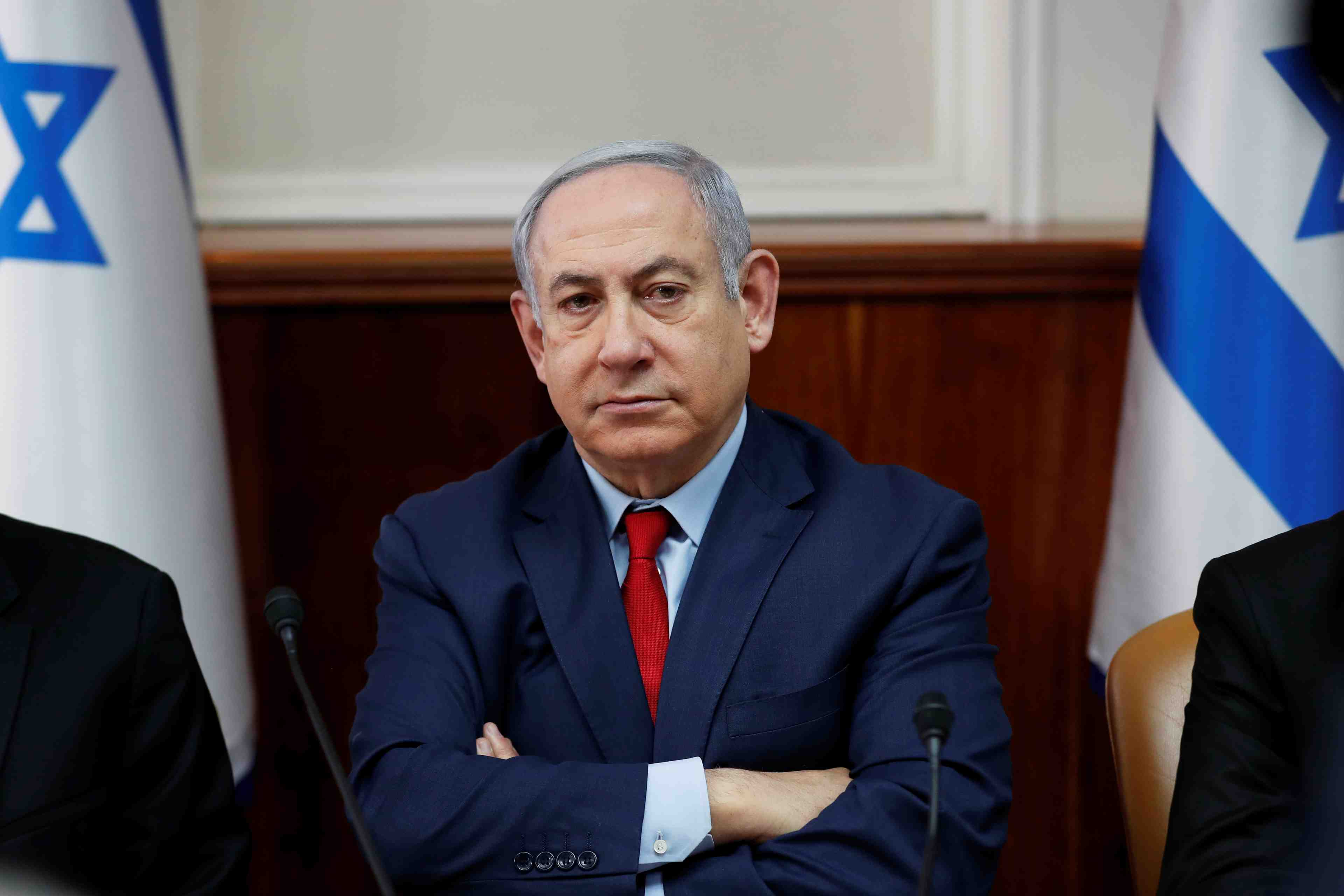 Netanyahu previent qu'israel repliquera avec force a toute attaque
