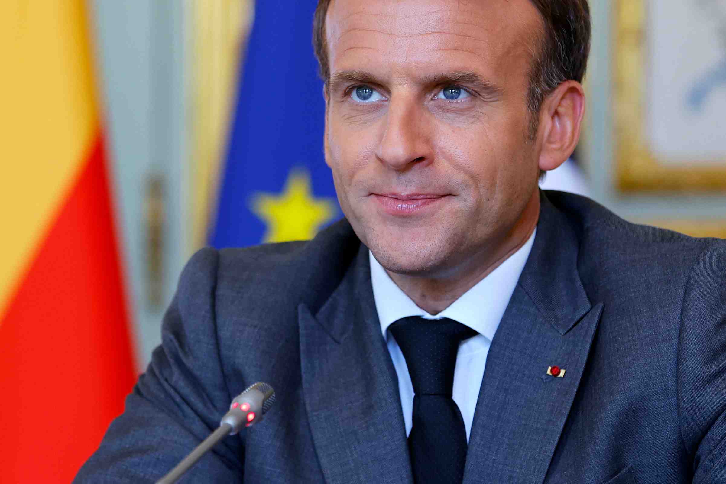 Un homme a tente de gifler emmanuel macron dans la drome