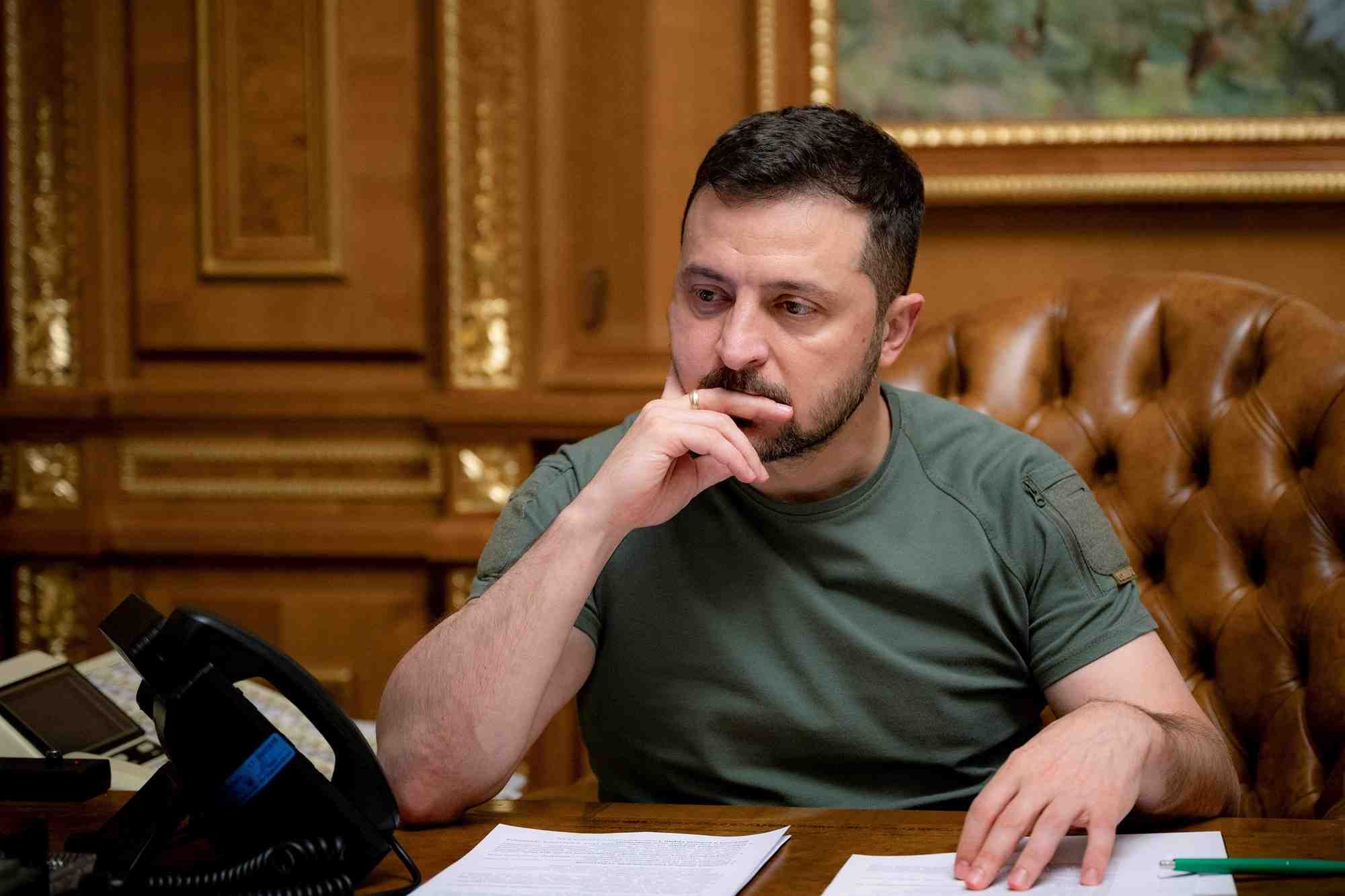 Le president ukrainien volodimir zelensky lors d'un entretien telephonique avec le president americain joe biden