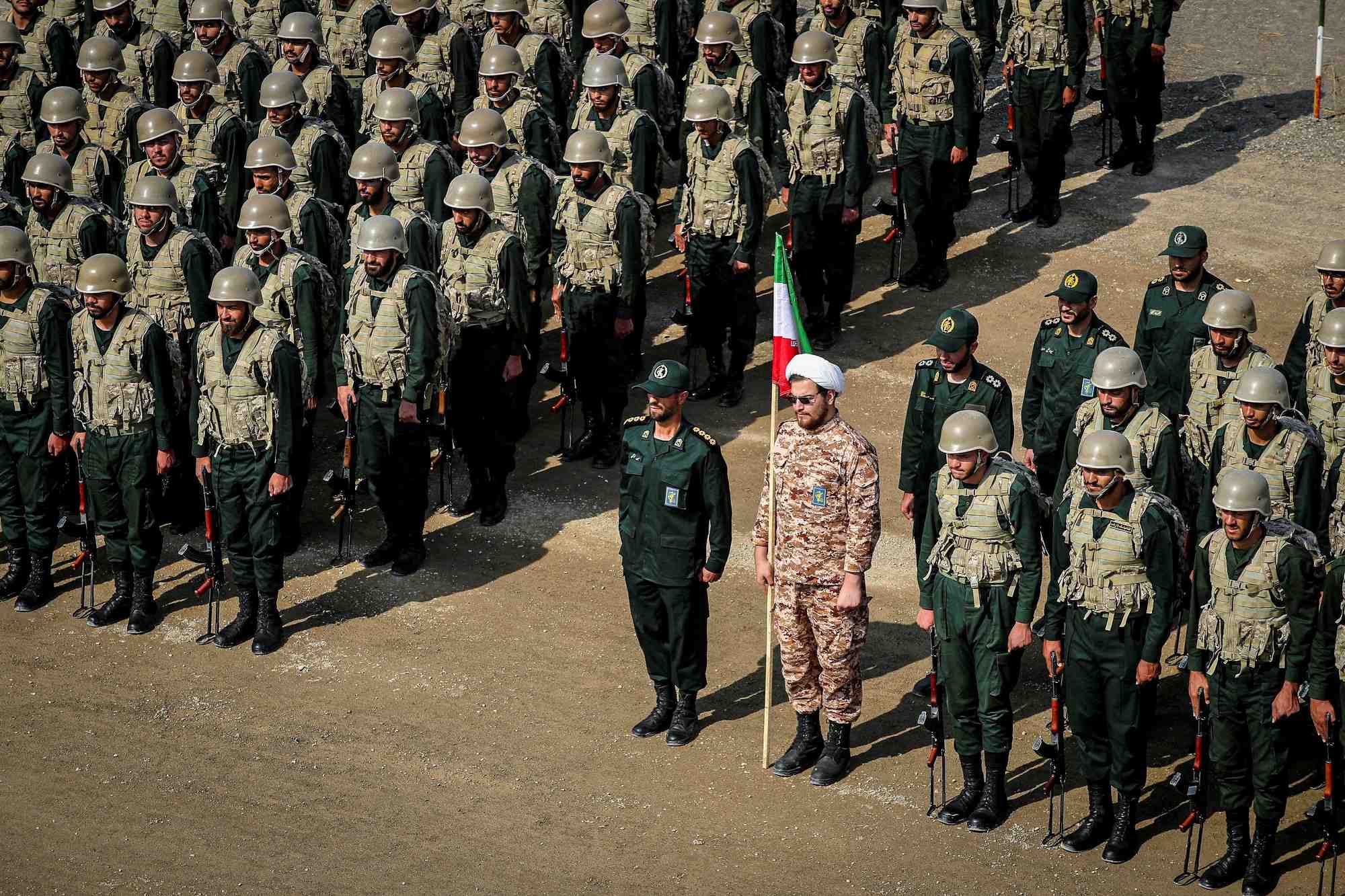 Des membres du corps des gardiens de la revolution islamique (irgc) assistent a un exercice militaire dans la region d'aras