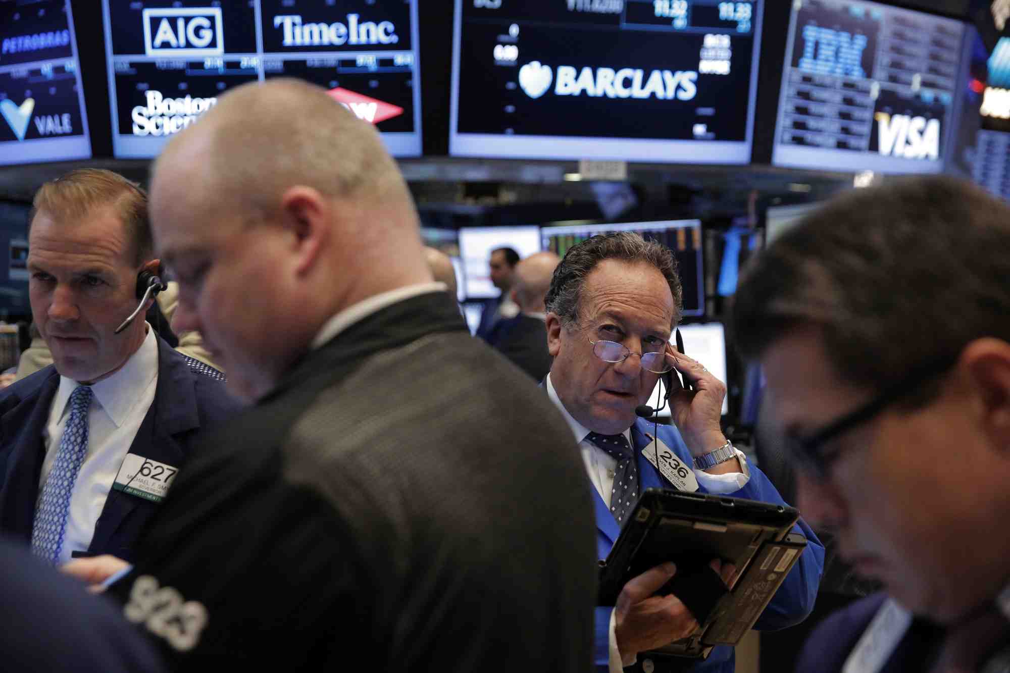 Des traders travaillent a la bourse de wall street