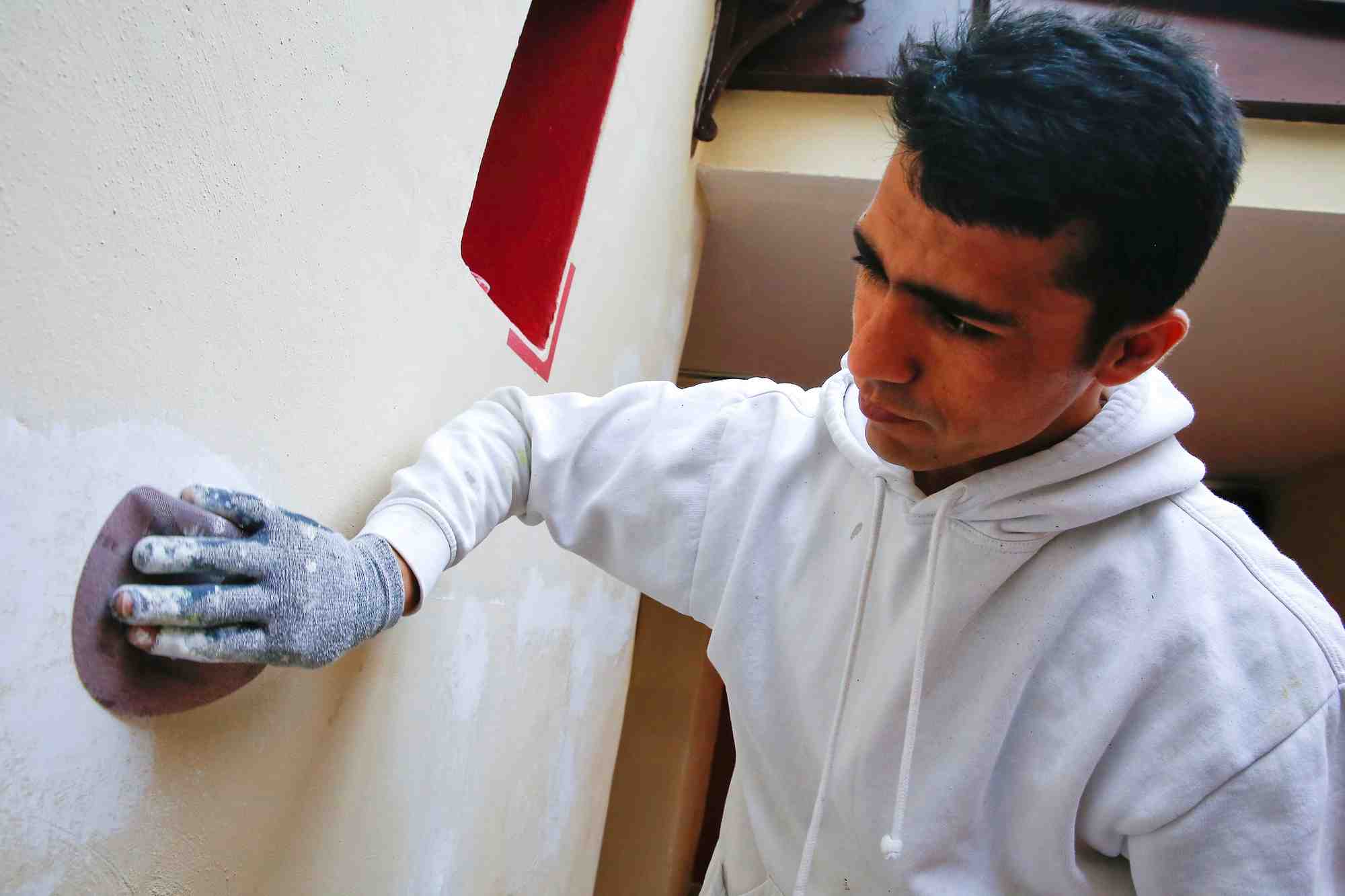 Un apprenti peintre, originaire d'afghanistan, travaille sur un chantier de construction a regensburg
