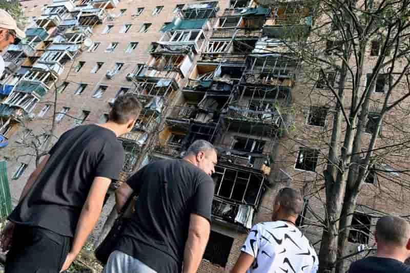 Immeuble residentiel qui, selon les autorites locales, a ete touche par des debris d'un missile ukrainien detruit lors du conflit entre la russie et l'ukraine, a koursk