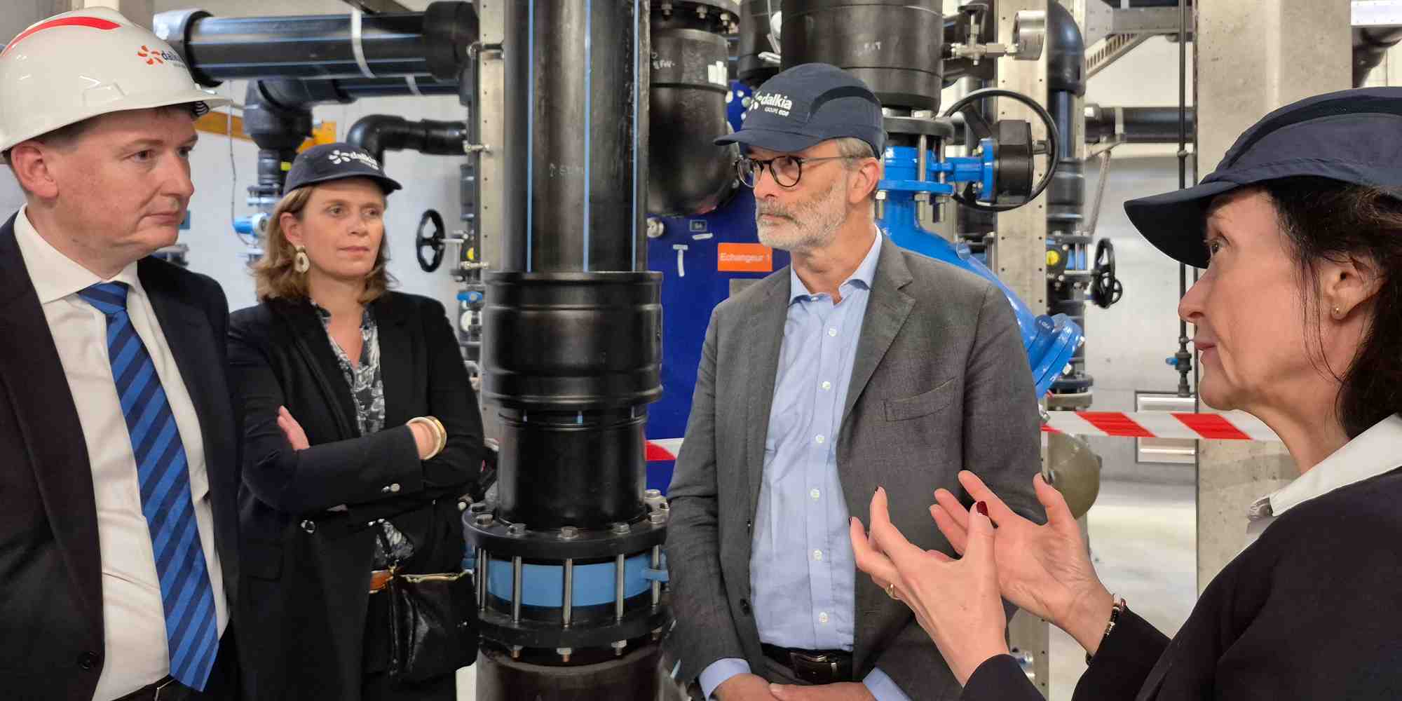 Le 11 avril 2025, dans le local-source du réseau de thalassothermie de La Grande Motte : le préfet François-Xavier Lauch, la directrice régionale de l'Ademe Céline Vachey, le directeur régional Méditerranée de Dalkia Fabrice Tenneson, et la P-dg de Dalkia Sylvie Jéhanno (de gauche à droite).
