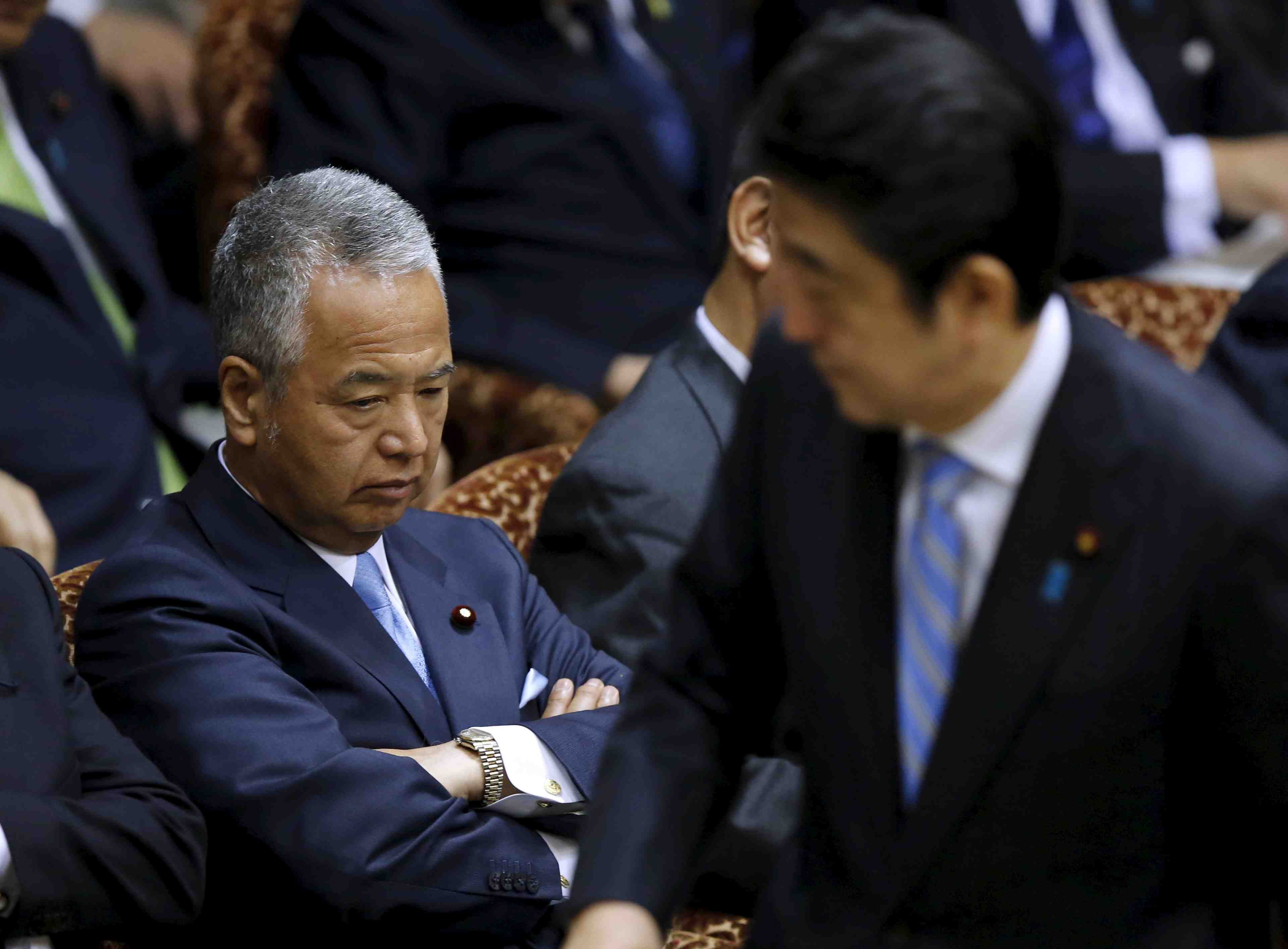 Le ministre japonais de l'economie mis en cause dans un scandale