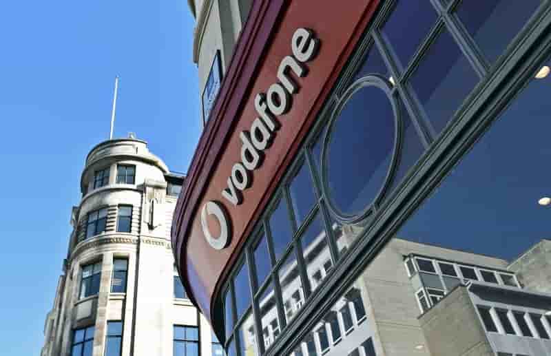 Vodafone releve ses previsions apres un solide 1er semestre