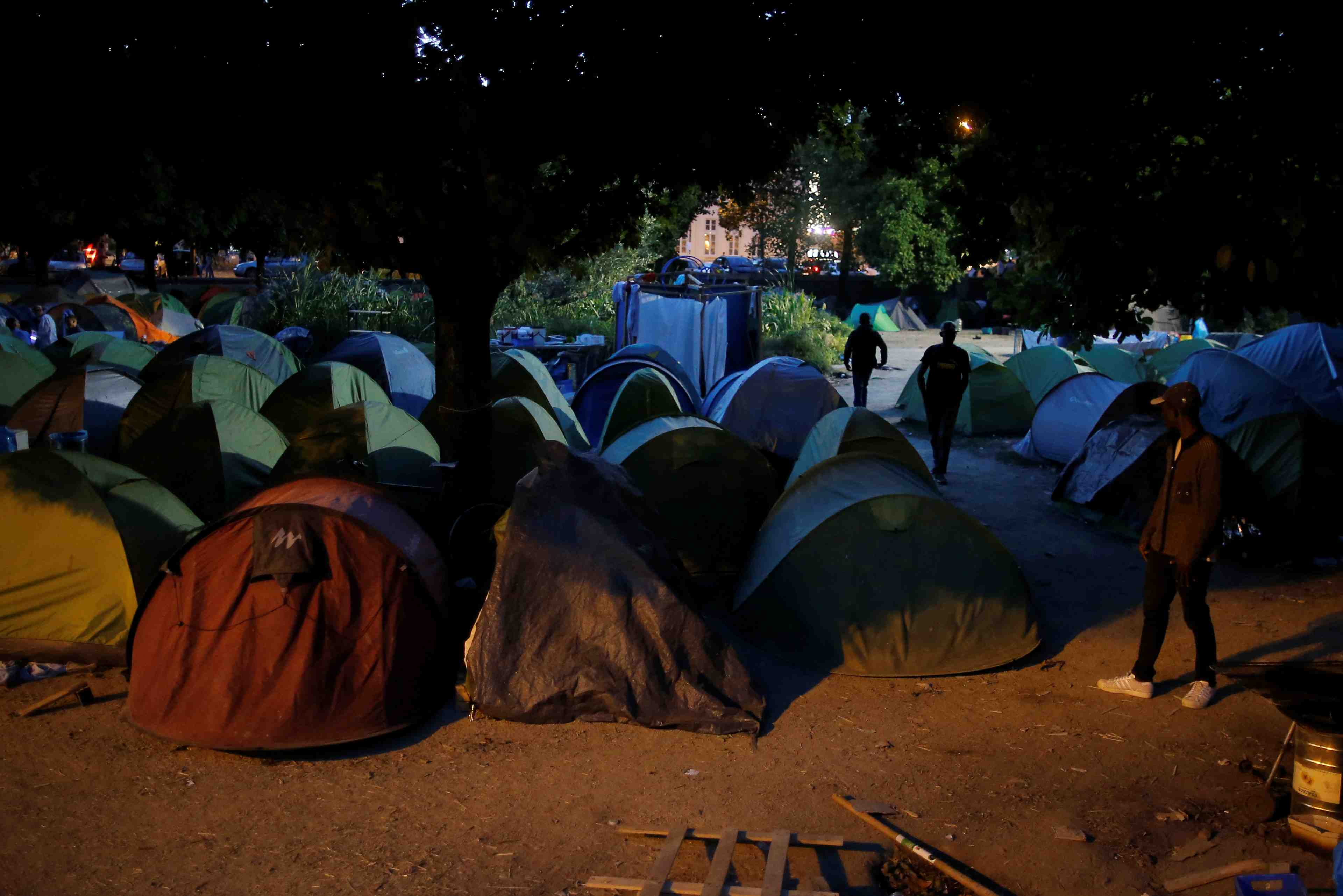 Migrants evacues d'un square dans le centre de nantes