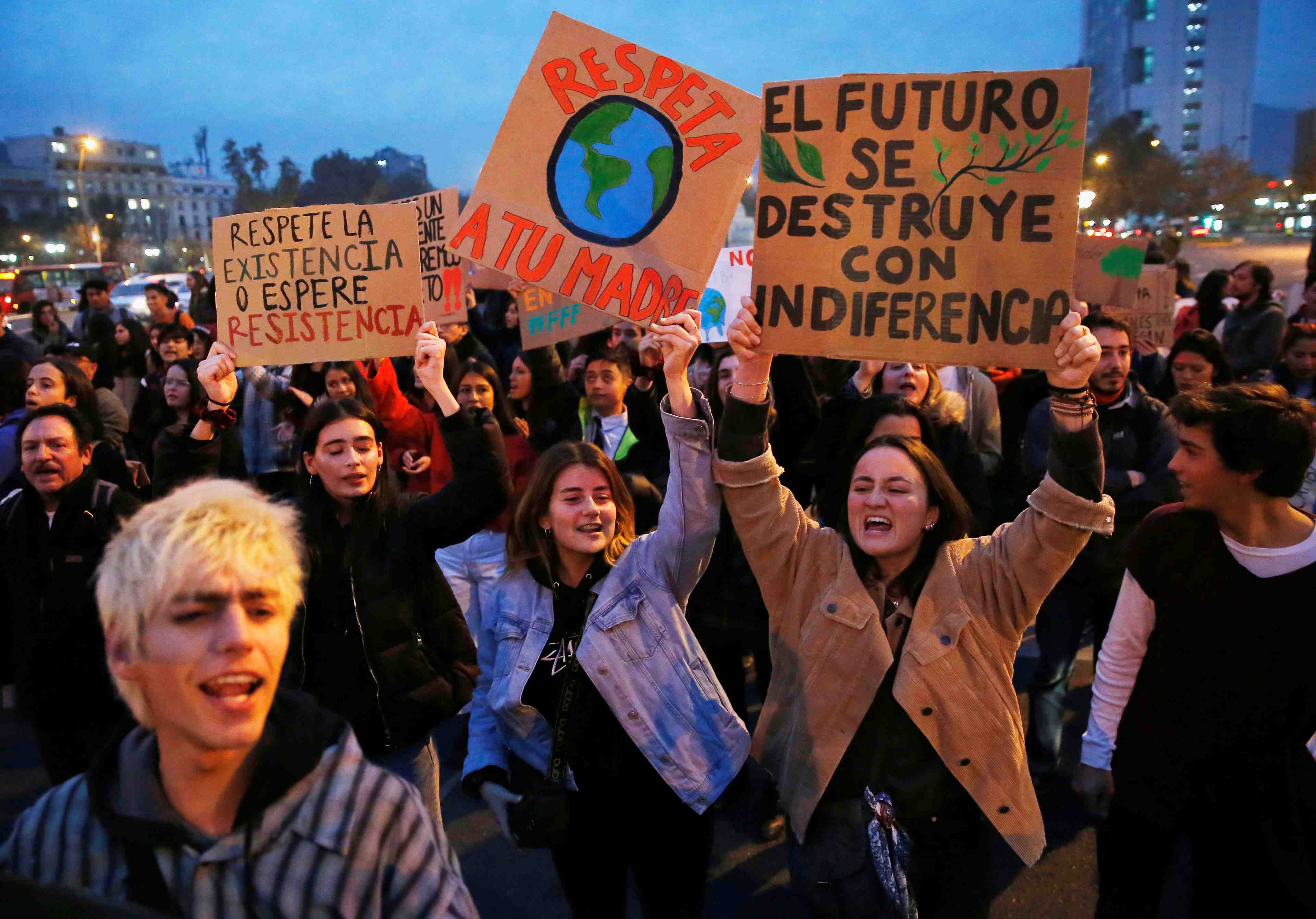 Des centaines de milliers de jeunes mobilises pour le climat a travers le monde