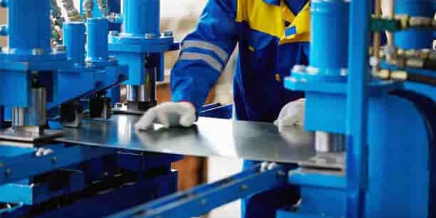 L'emploi industriel, également hors intérim, baisse de nouveau, de 0,8% (-24.300 emplois) par rapport au trimestre précédent, de -1,1% sur un an.