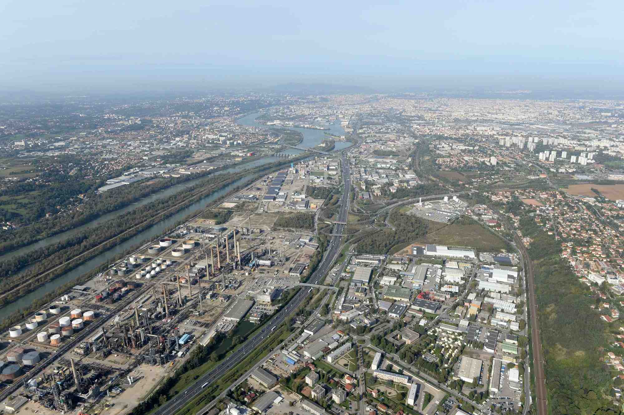 La Préfecture du Rhône a lancé, ce lundi 16 septembre, une consultation publique de deux semaines par voie électronique (courriel) au sujet du nouvel atelier de l'usine de Daikin, située dans la vallée de la chimie lyonnaise. Le site utilise notamment le PFAS Bisphénol AF dans sa production de polymères additivés.