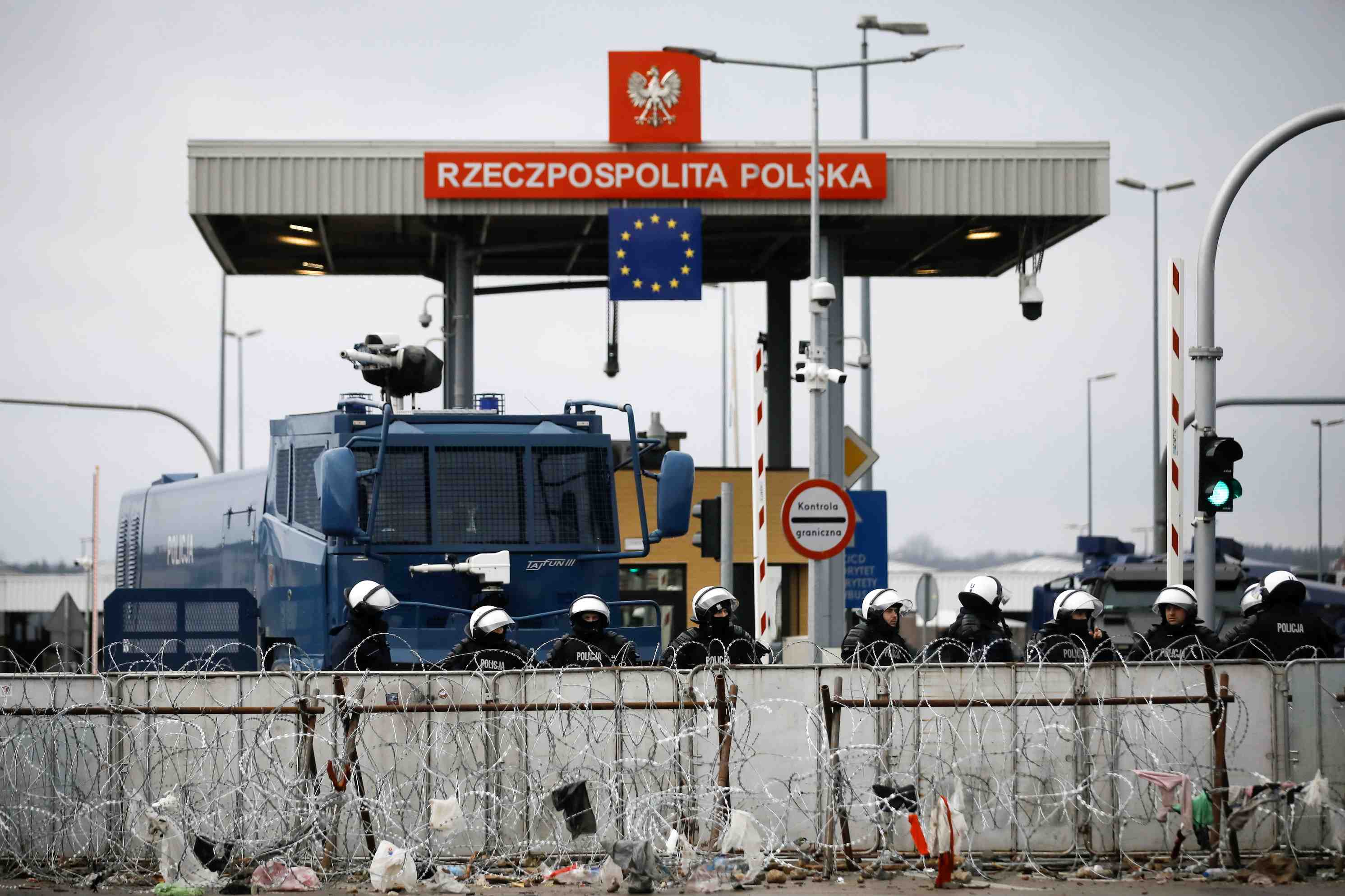 Des migrants tentent toujours d'entrer depuis la bielorussie, dit la pologne