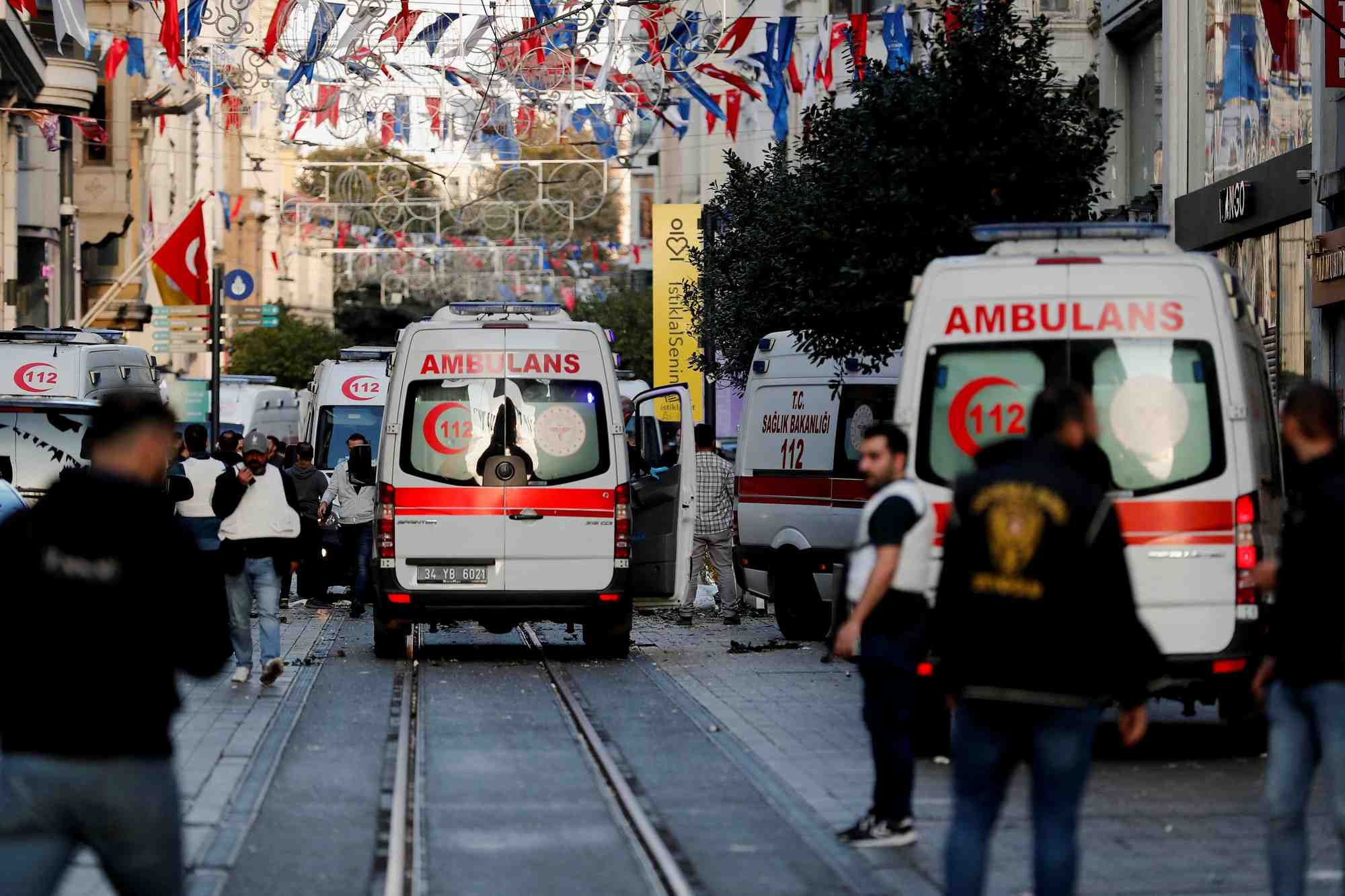 Des ambulances pres du site d'une explosion a istanbul, turquie