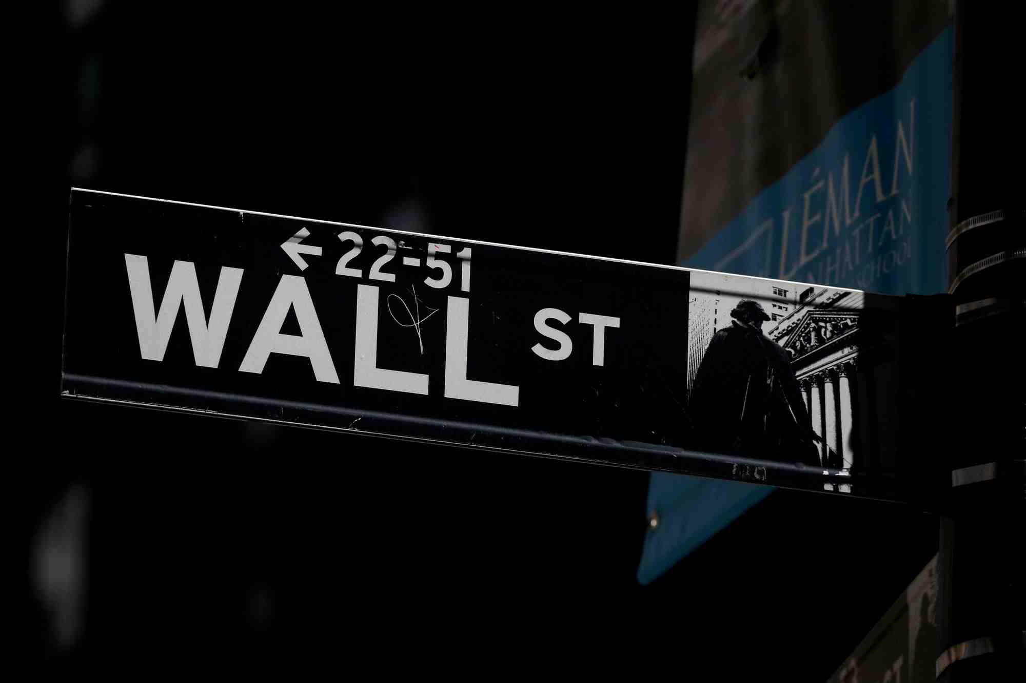 Un panneau indiquant wall street