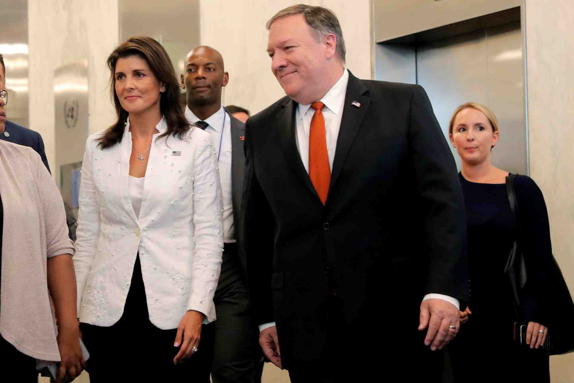 Le secretaire d'etat americain mike pompeo et l'ambassadrice des nations unies nikki haley se rendent a pied au point de presse au siege de l'onu a new york.