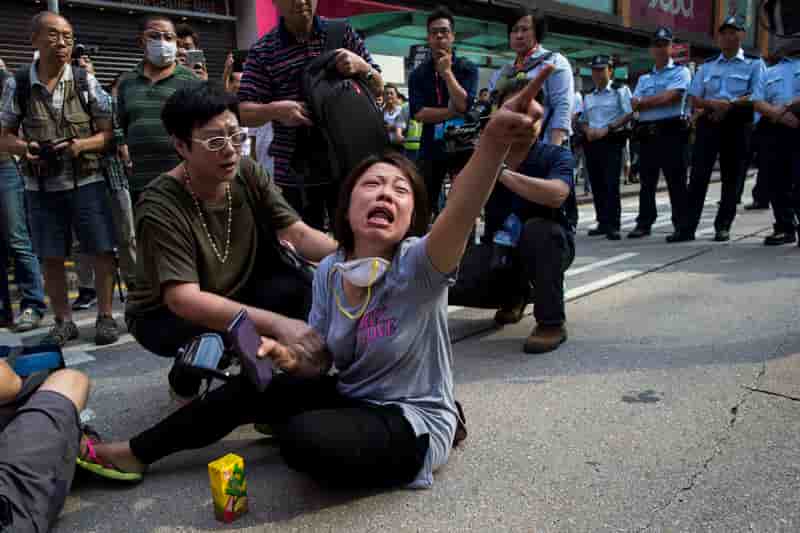 La police de Hong Kong déloge les protestataires de Mong Kok