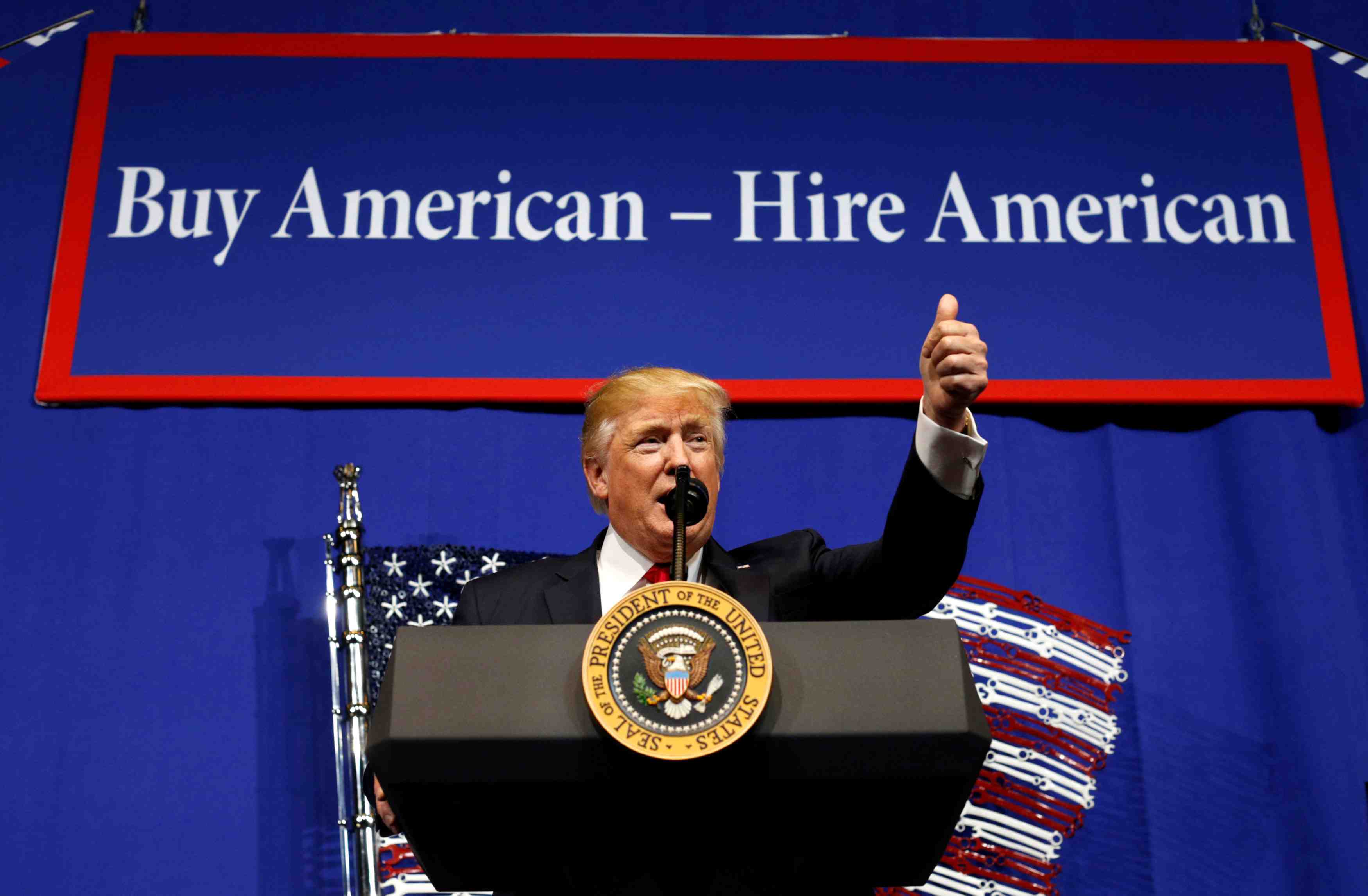 Trump a signe un decret pour "acheter us, embaucher us"