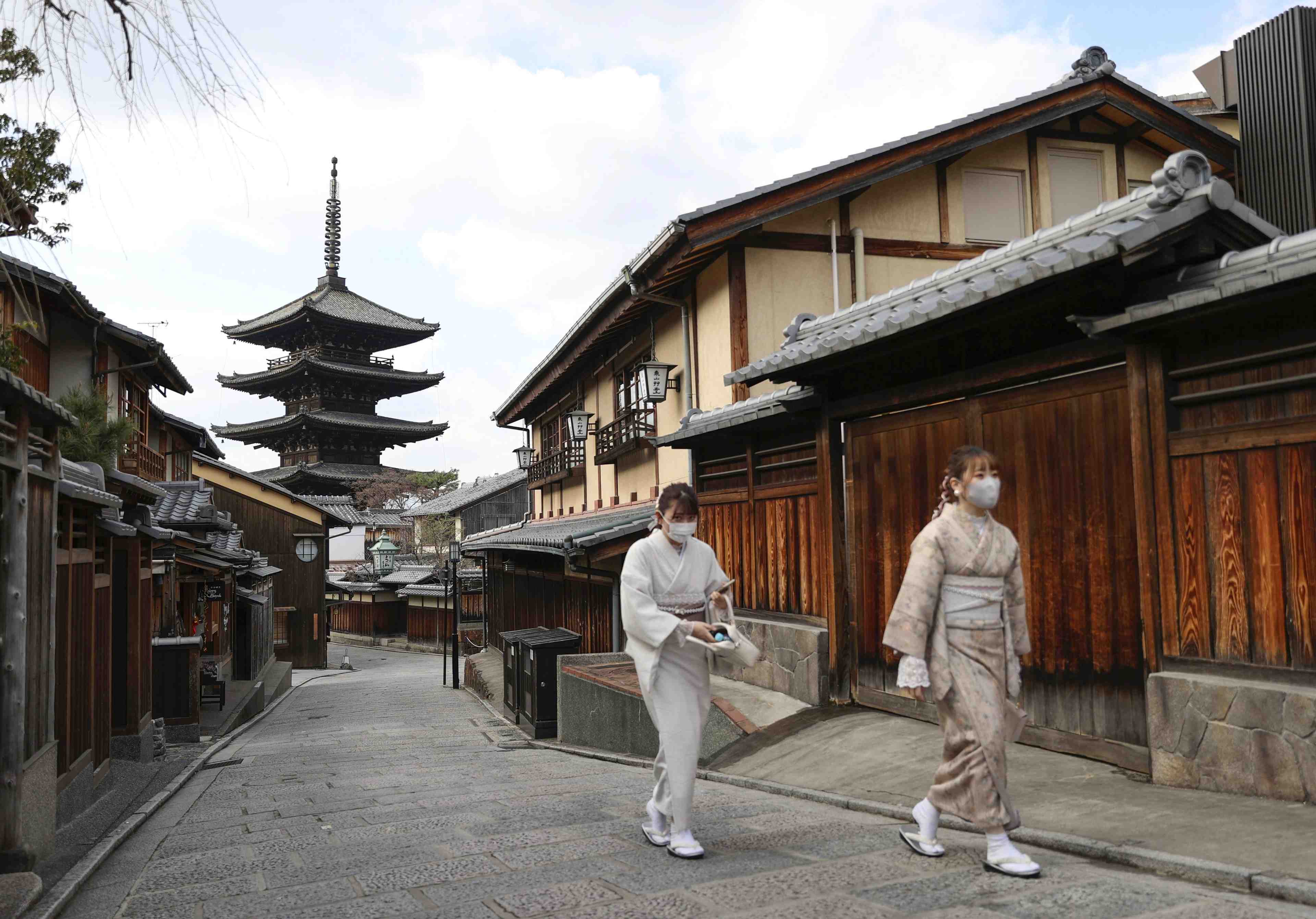 Coronavirus: le japon etend l'etat d'urgence a sept prefectures