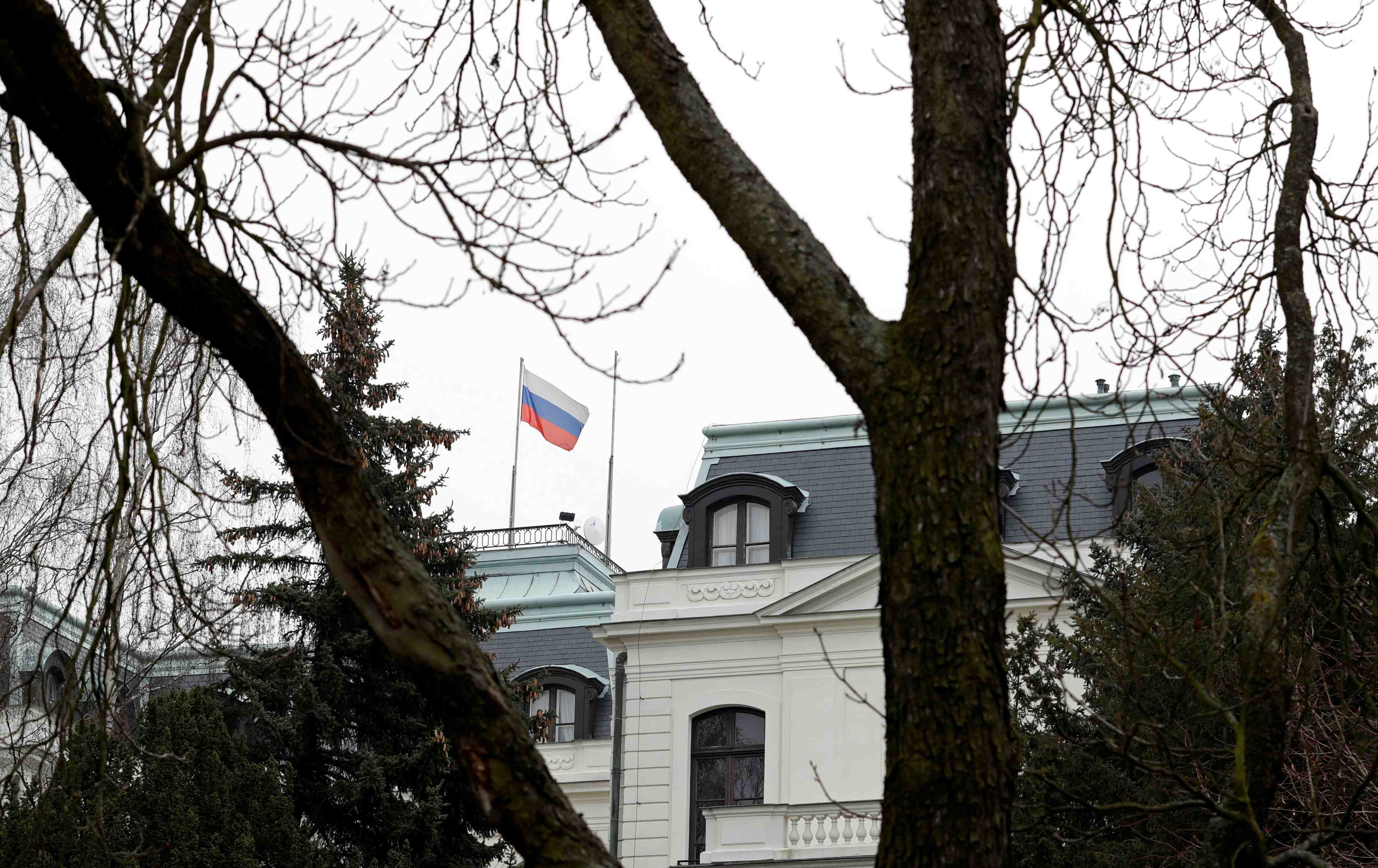 Prague expulse 18 diplomates russes dans l'enquete sur l'explosion de vrbetice