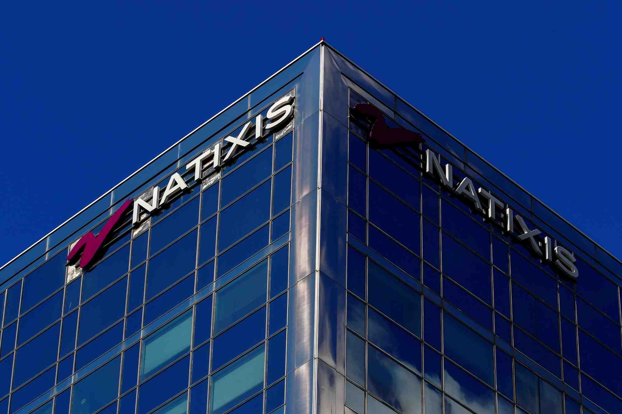 Photo du logo de natixis sur un immeuble