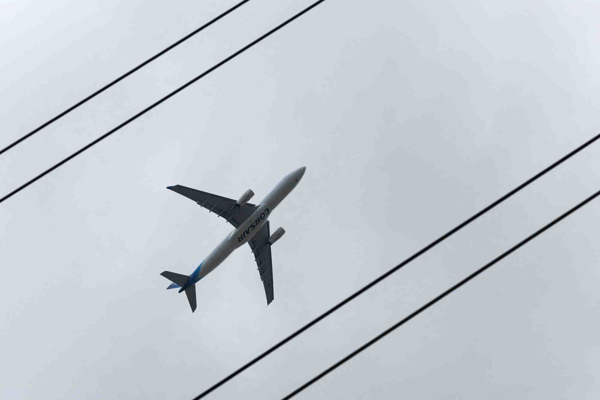Un airbus a330 survole des lignes electriques en france