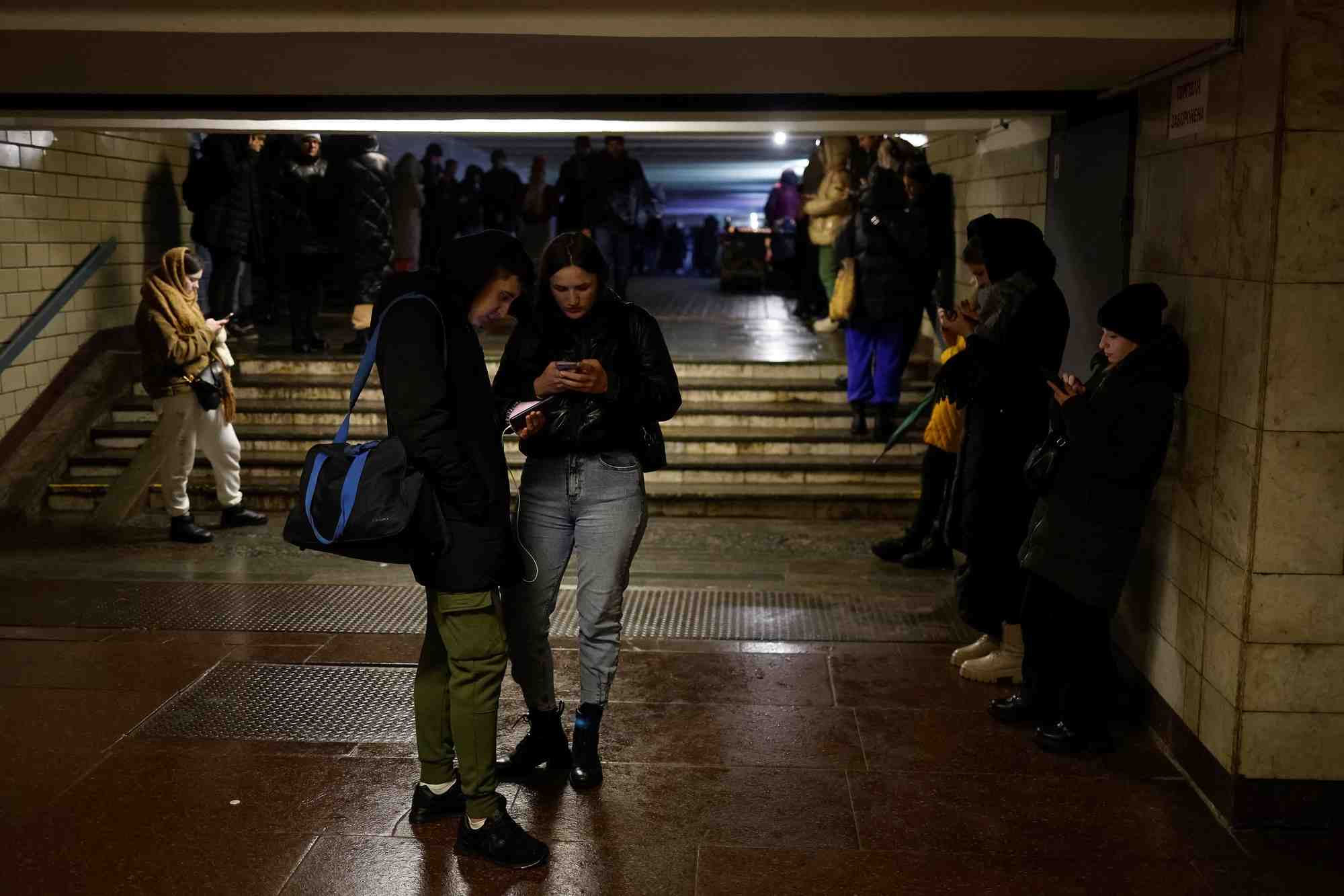 Des personnes pres d'une station de metro apres que des infrastructures civiles essentielles aient ete touchees par des attaques de missiles russes, a kiev