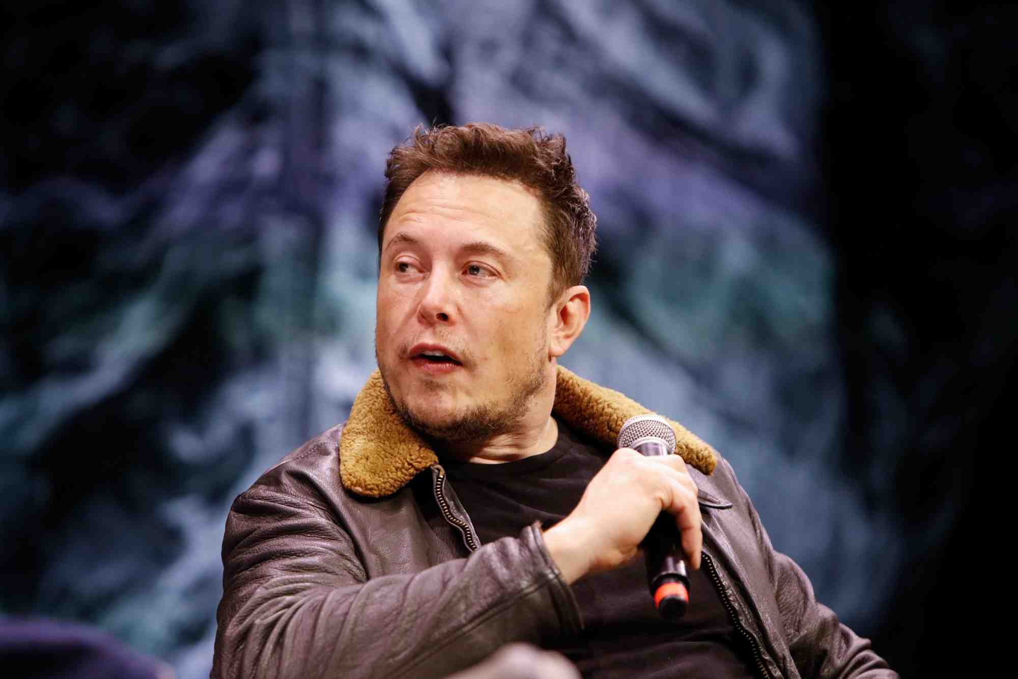 La valeur de ses entreprises, estimée à 1.000 milliards de dollars, est très liée à la personnalité de Elon Musk.