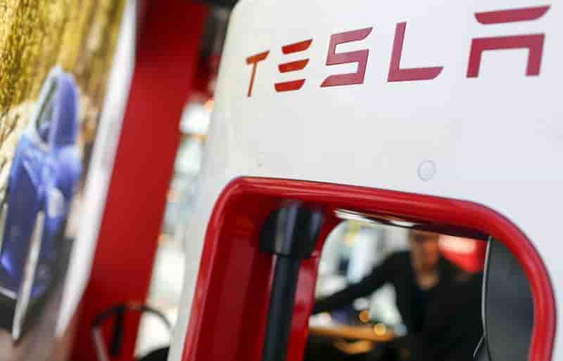 Un logo tesla chez un concessionnaire a berlin