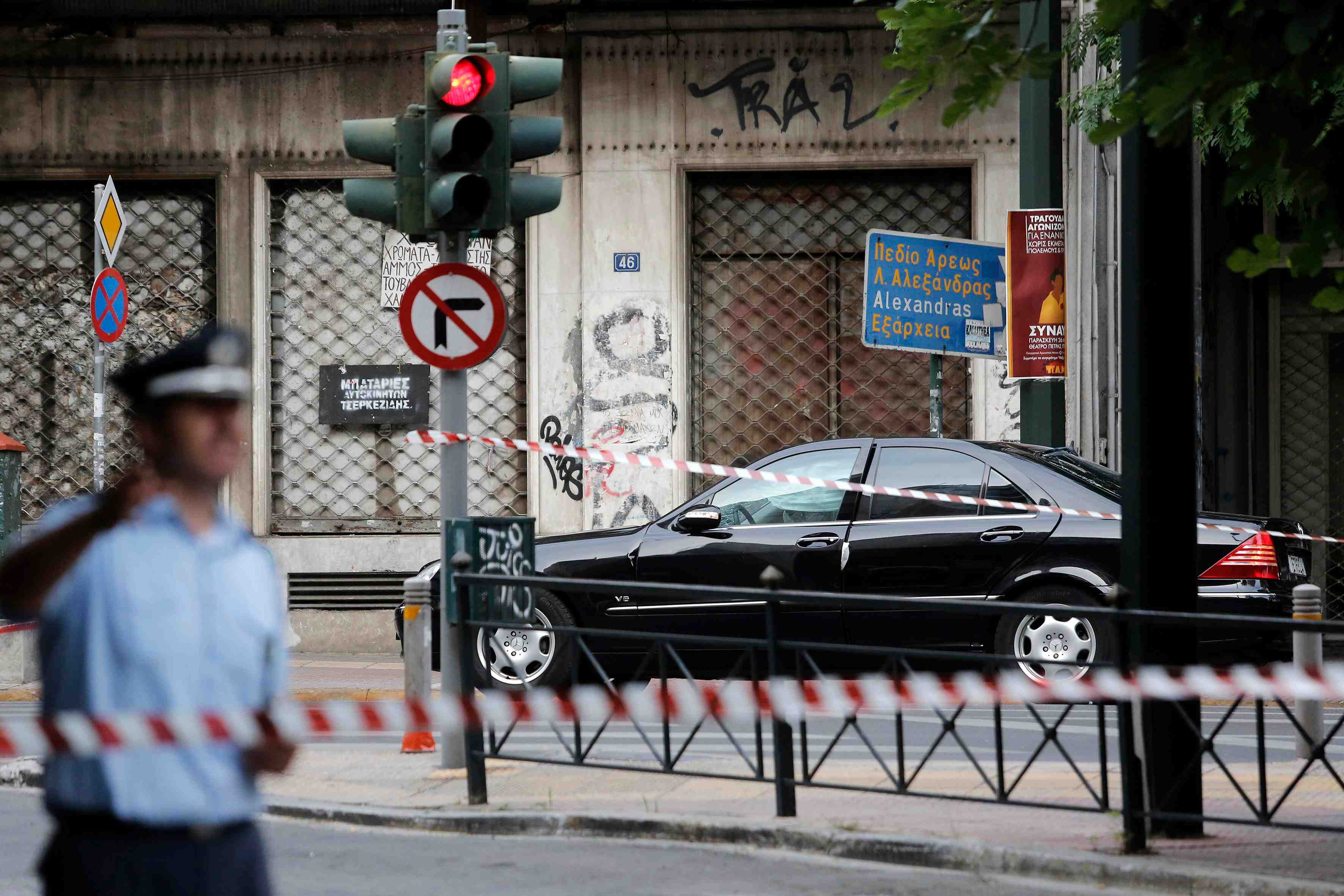 Une explosion blesse l'ex gouverneur de la banque de grece
