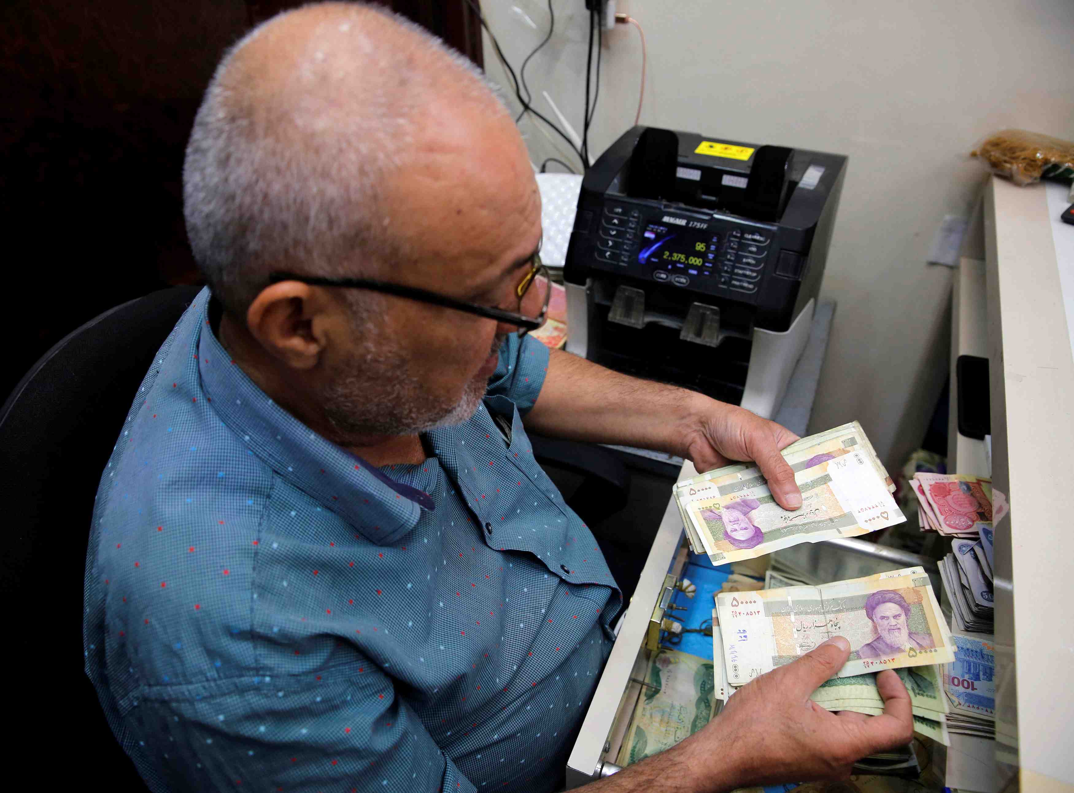 Iran: le rial poursuit sa chute, a 150.000 contre un dollar