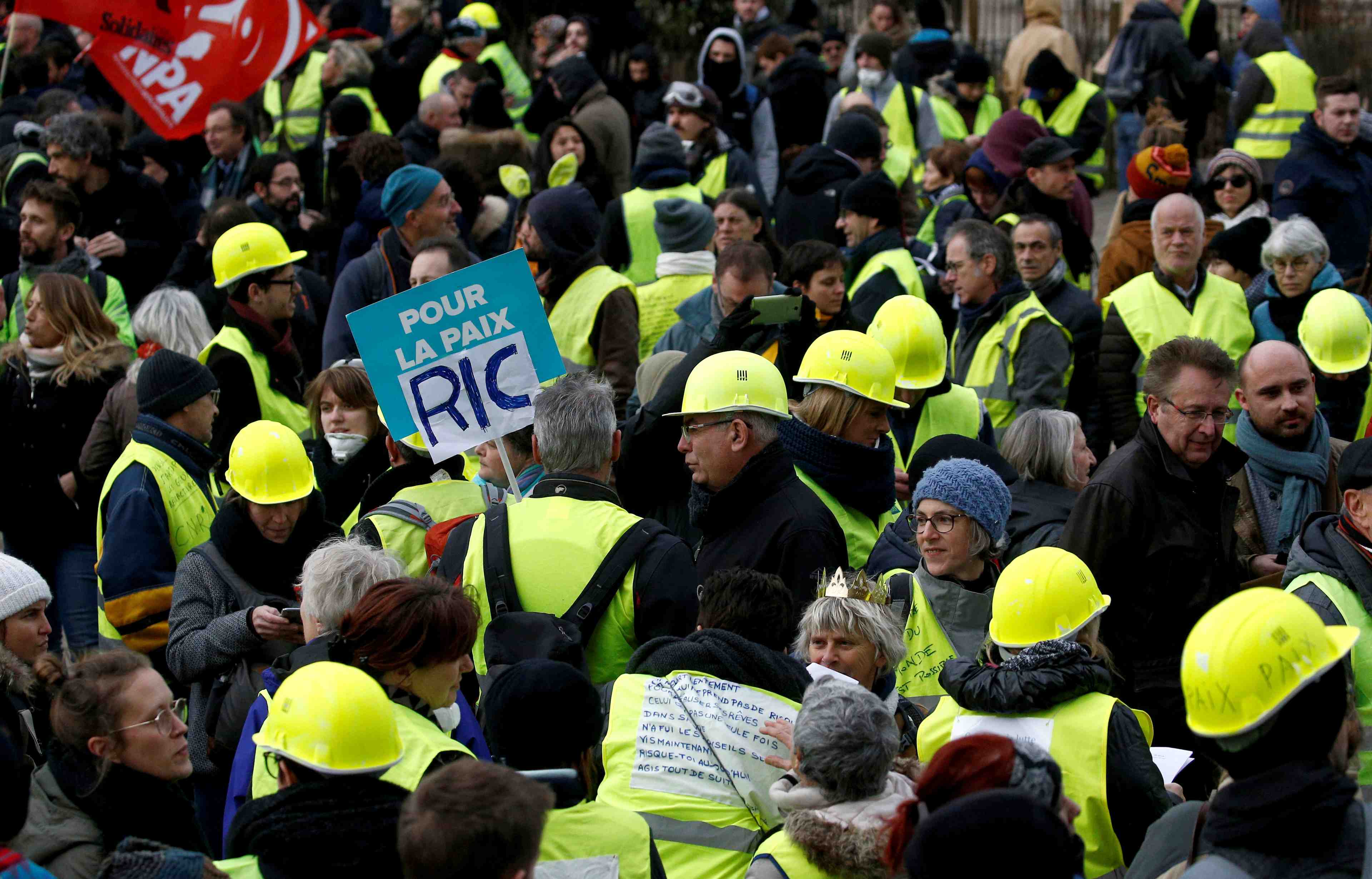 Defiles de "gilets jaunes", tensions place de l'etoile