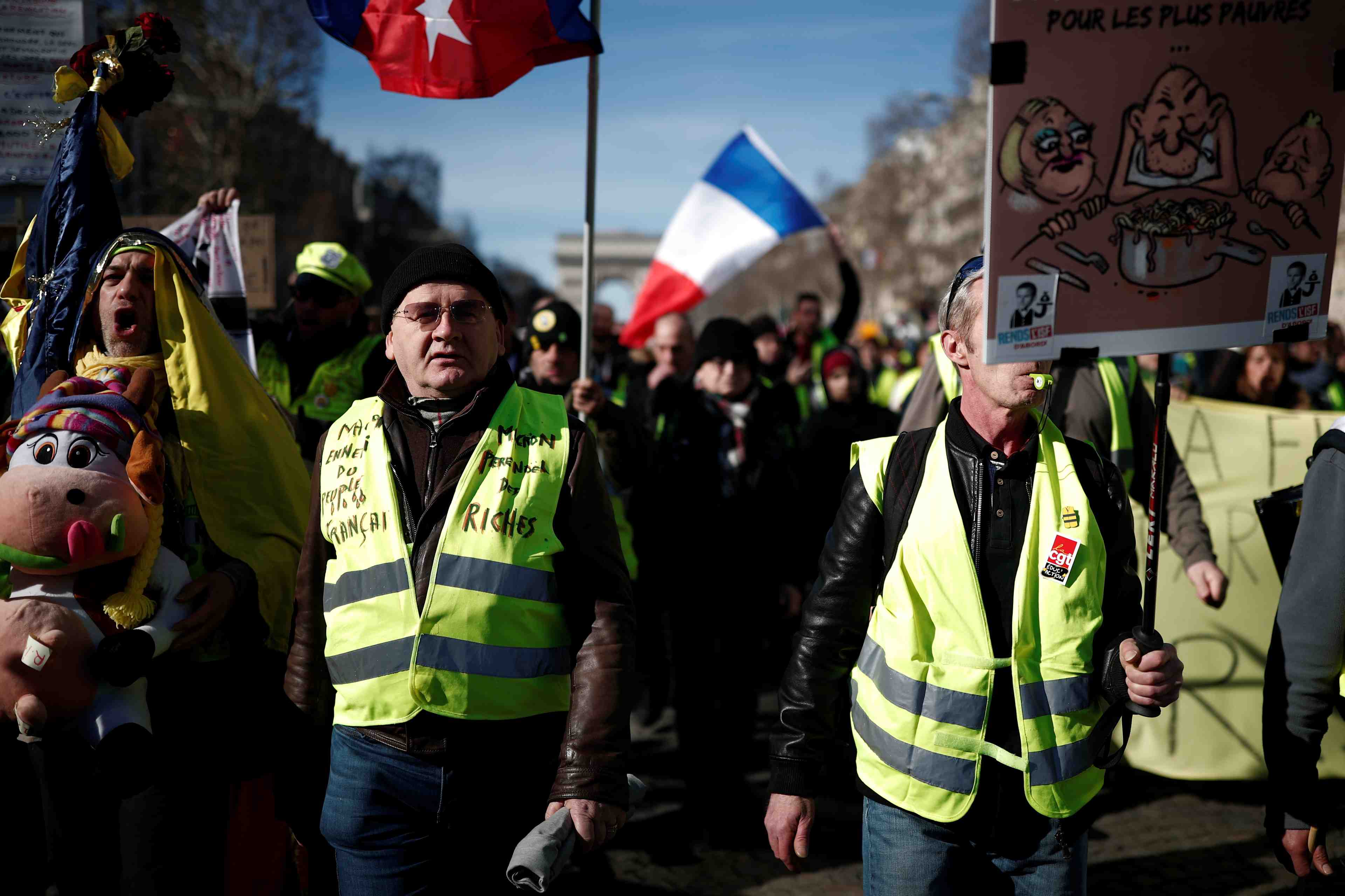 Des "gilets jaunes" marquent trois mois de contestation a paris