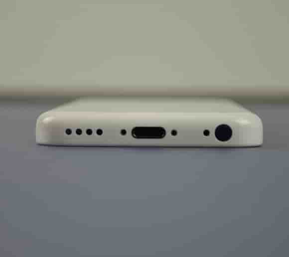 La partie basse de l'iPhone 5C avec la connectique pour le casque et le chargeur