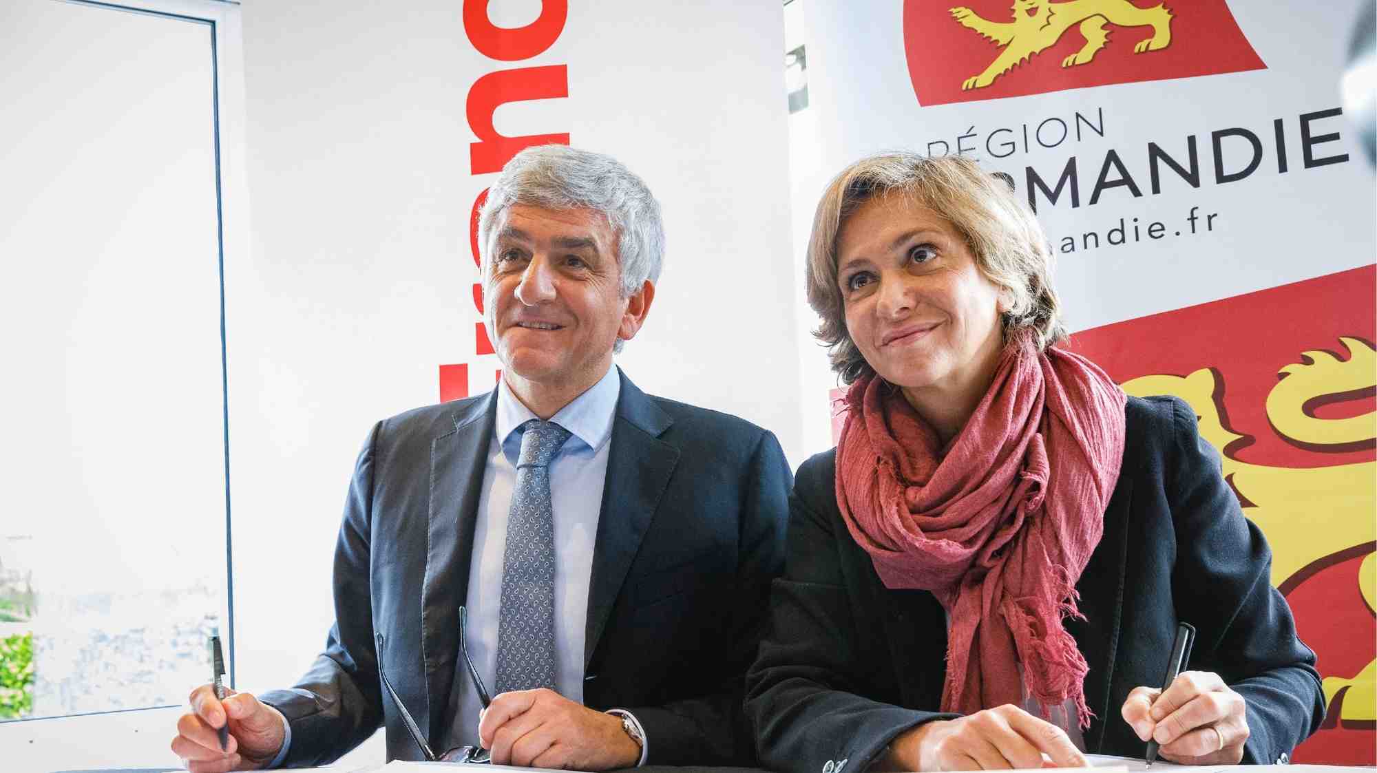 De gauche à droite: les présidents des conseils régionaux de Normandie Hervé Morin et d'Île-de-France Valérie Pécresse