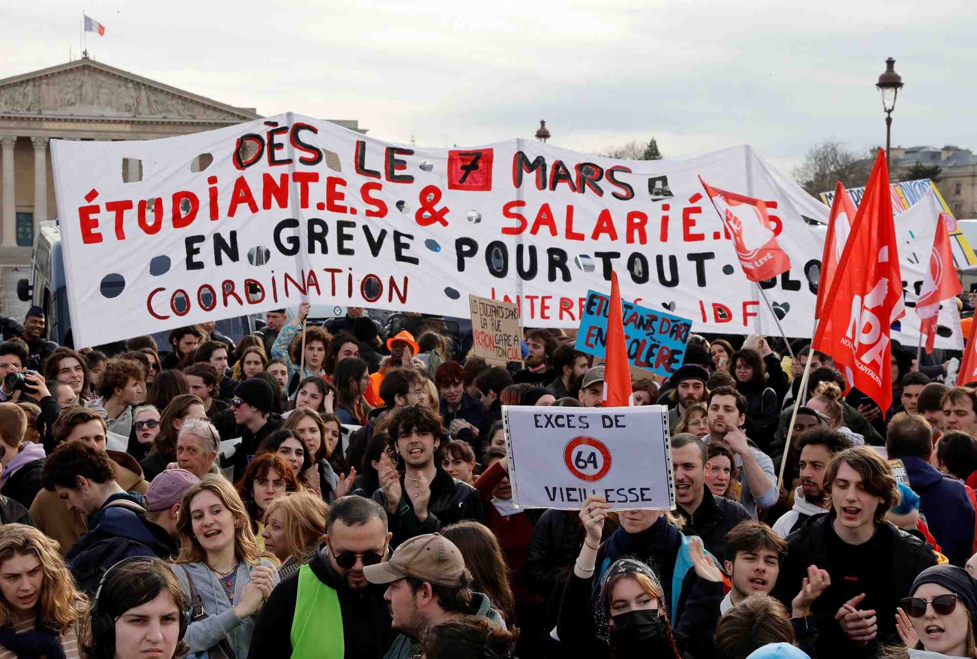 Des manifestants se rassemblent pres de l'assemblee nationale apres que la premiere ministre elisabeth borne a annonce le recours a l'article 49.3 pour faire passer le projet de loi sur la reforme des retraites