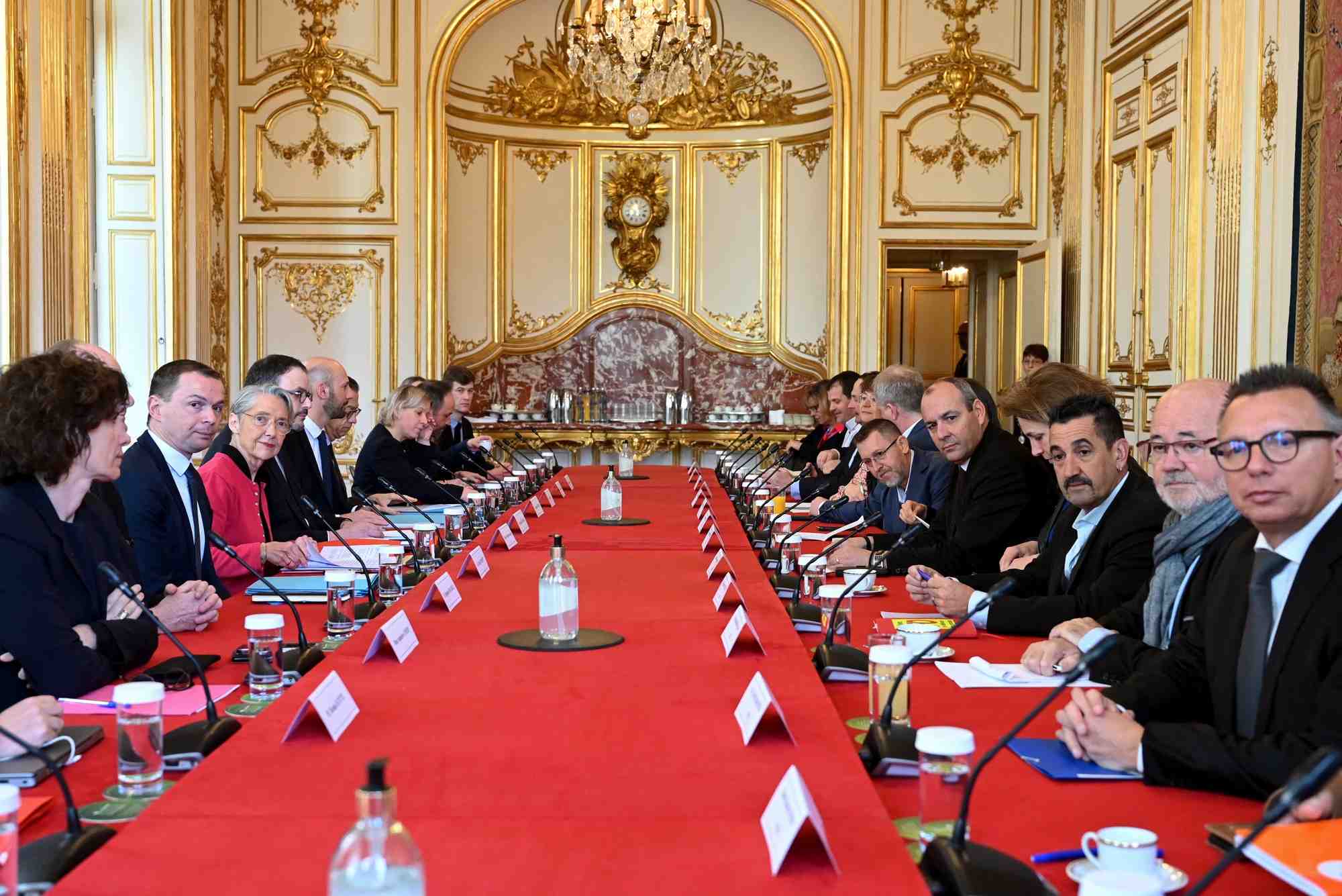 La premiere ministre borne rencontre les syndicats francais sur la reforme des retraites a paris