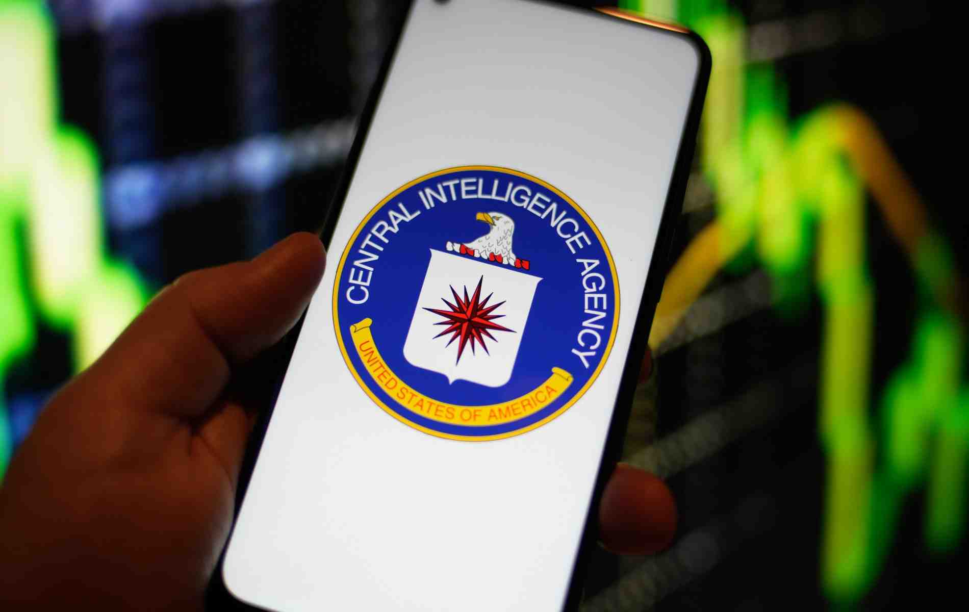Zeng se serait lié d'amitié avec un agent de la CIA en poste à l'ambassade des Etats-Unis à Rome. Il l'aurait convaincu de fournir des « informations sensibles sur l'armée » chinoise.