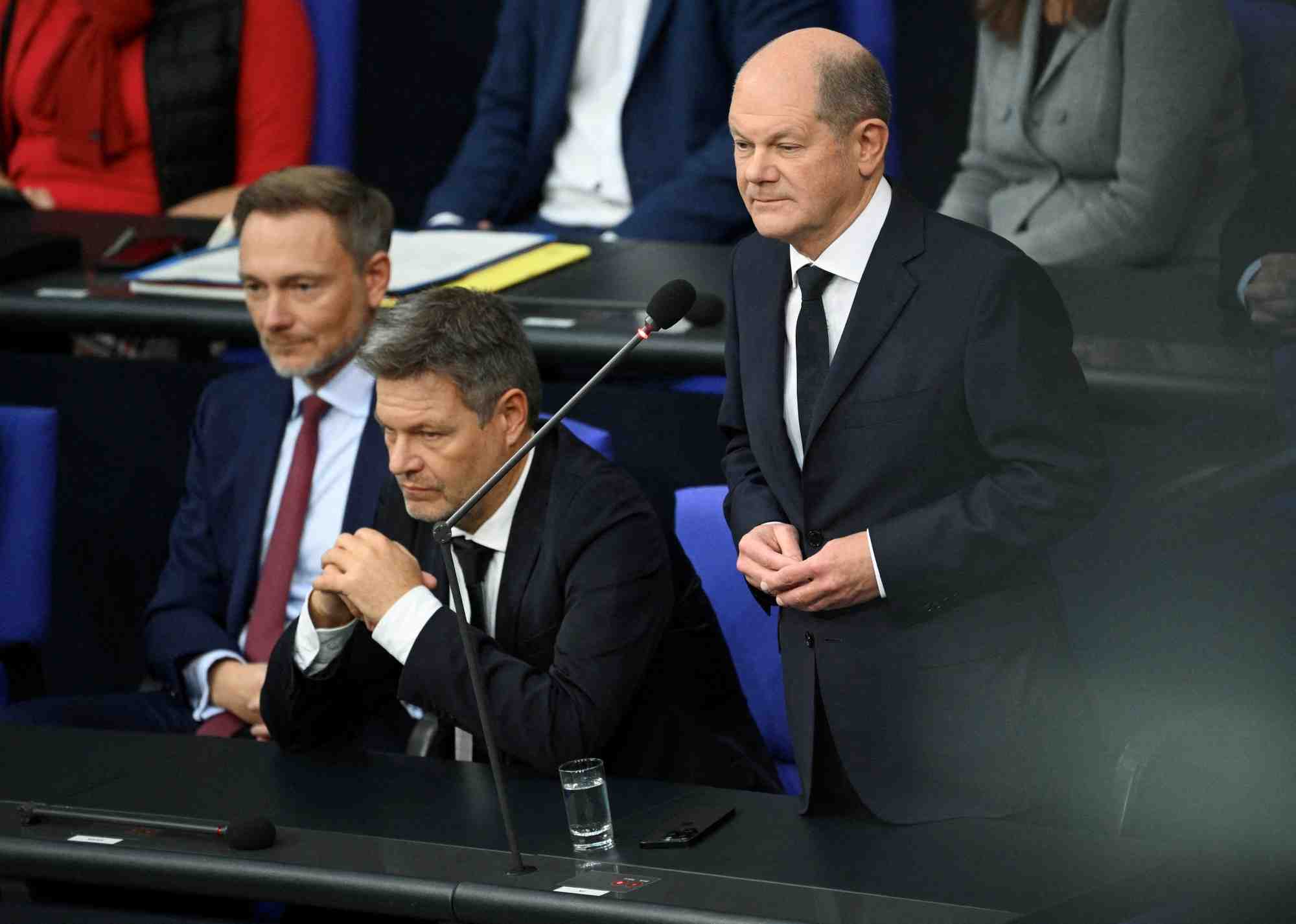 Olaf scholz, christian lindner et robert habeck lors d'une audience au bundestag
