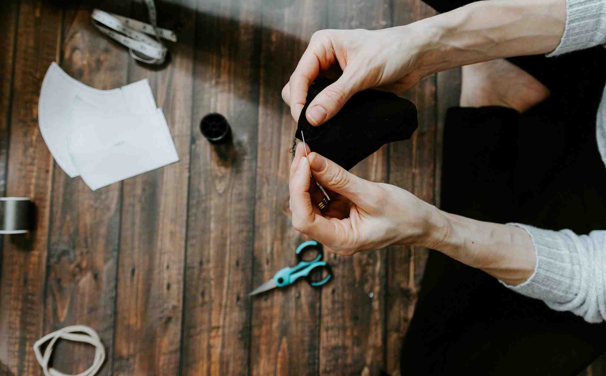 Repriser ou personnaliser nos vêtements nous aide à les porter plus longtemps et à accroître leur durabilité émotionnelle par un phénomène d’attachement