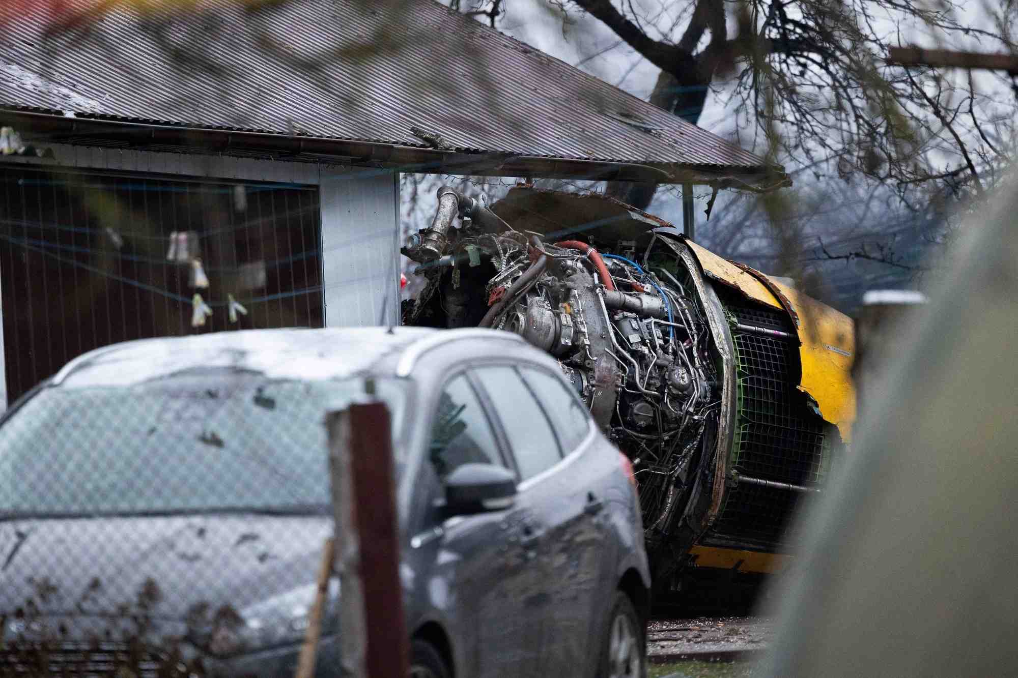L'epave de l'avion cargo de dhl sur le site du crash