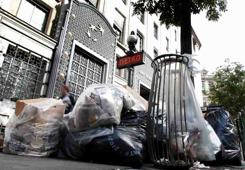 Les eboueurs poursuivent leur greve a paris